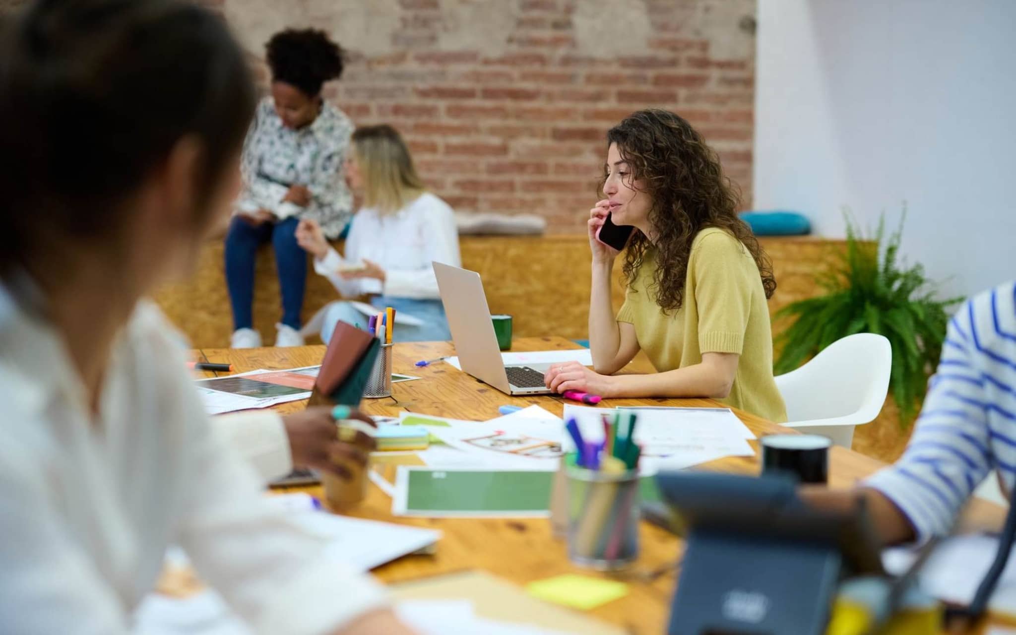 Symbolbild: Frau arbeitet am Laptop und Tablet.
