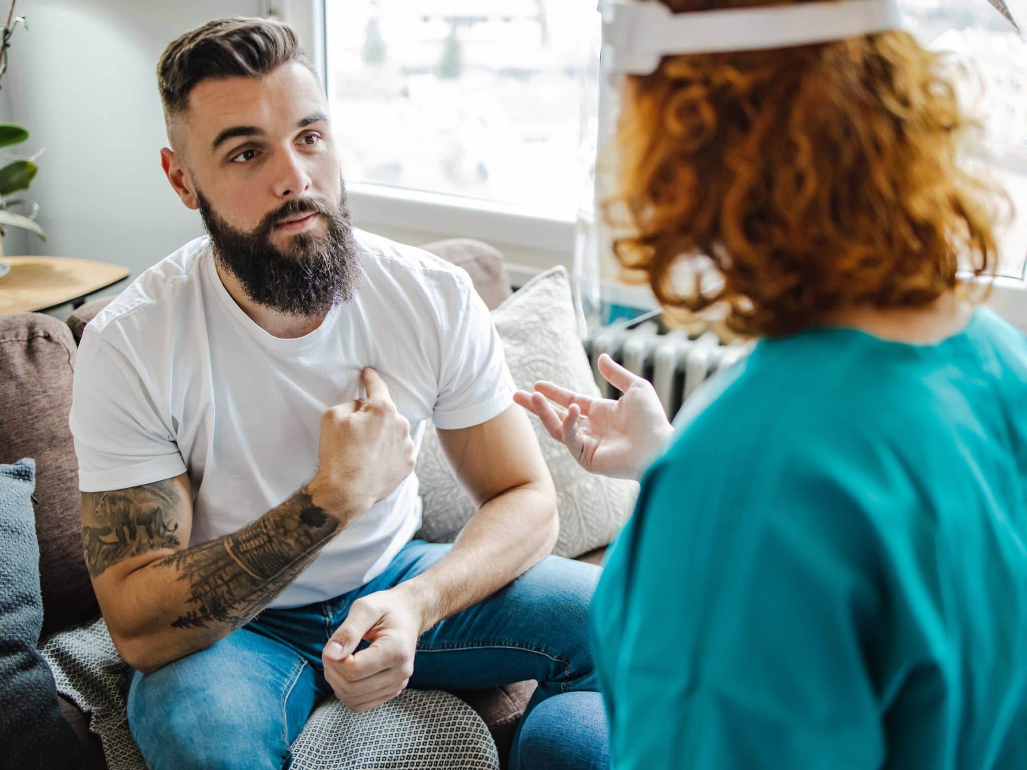 Symbolbild für STI-Test: Ein Mann hört einem Arzt in seiner Praxis zu