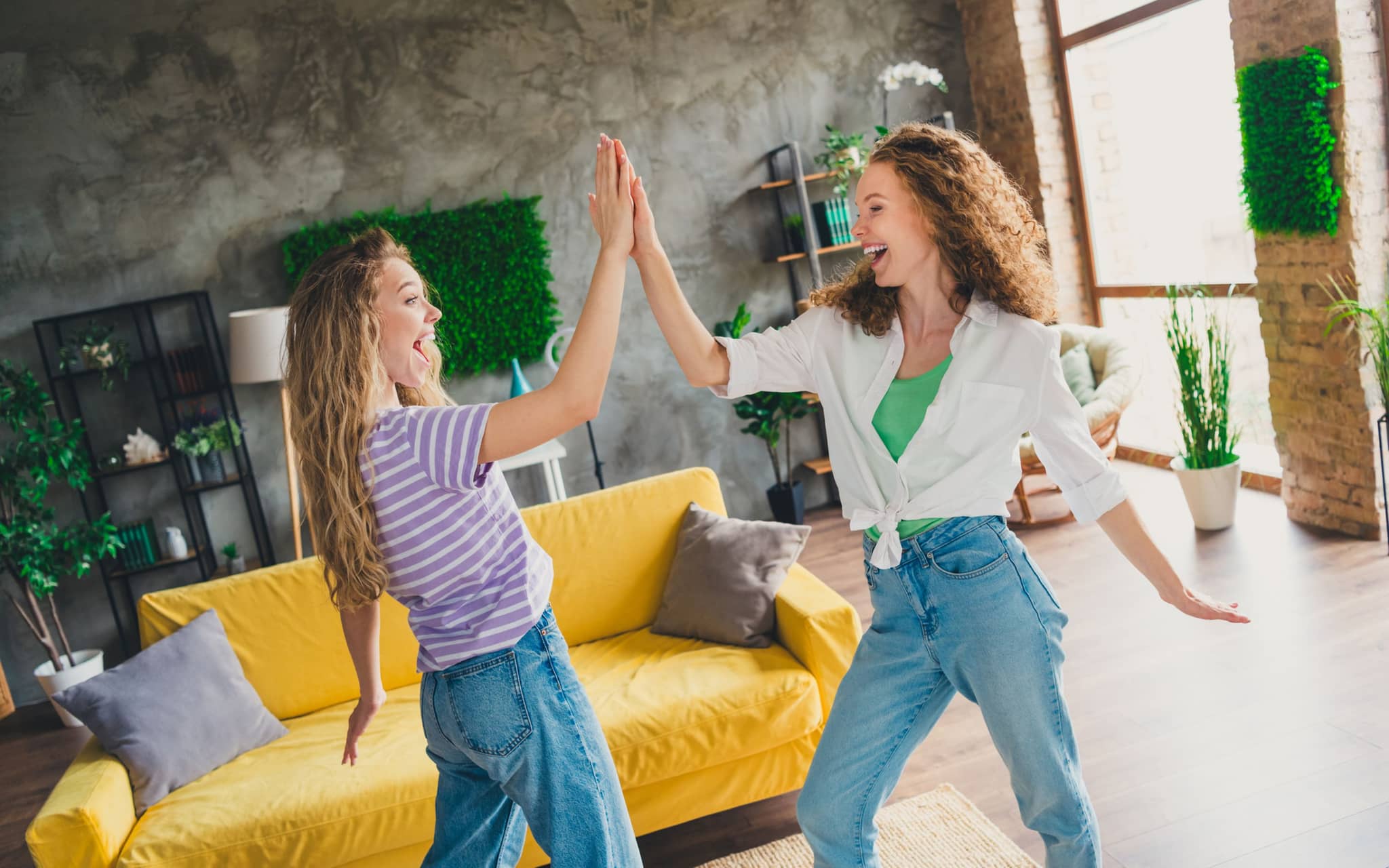 Body Positivity: Zwei Frauen Tanzen und haben Spaß