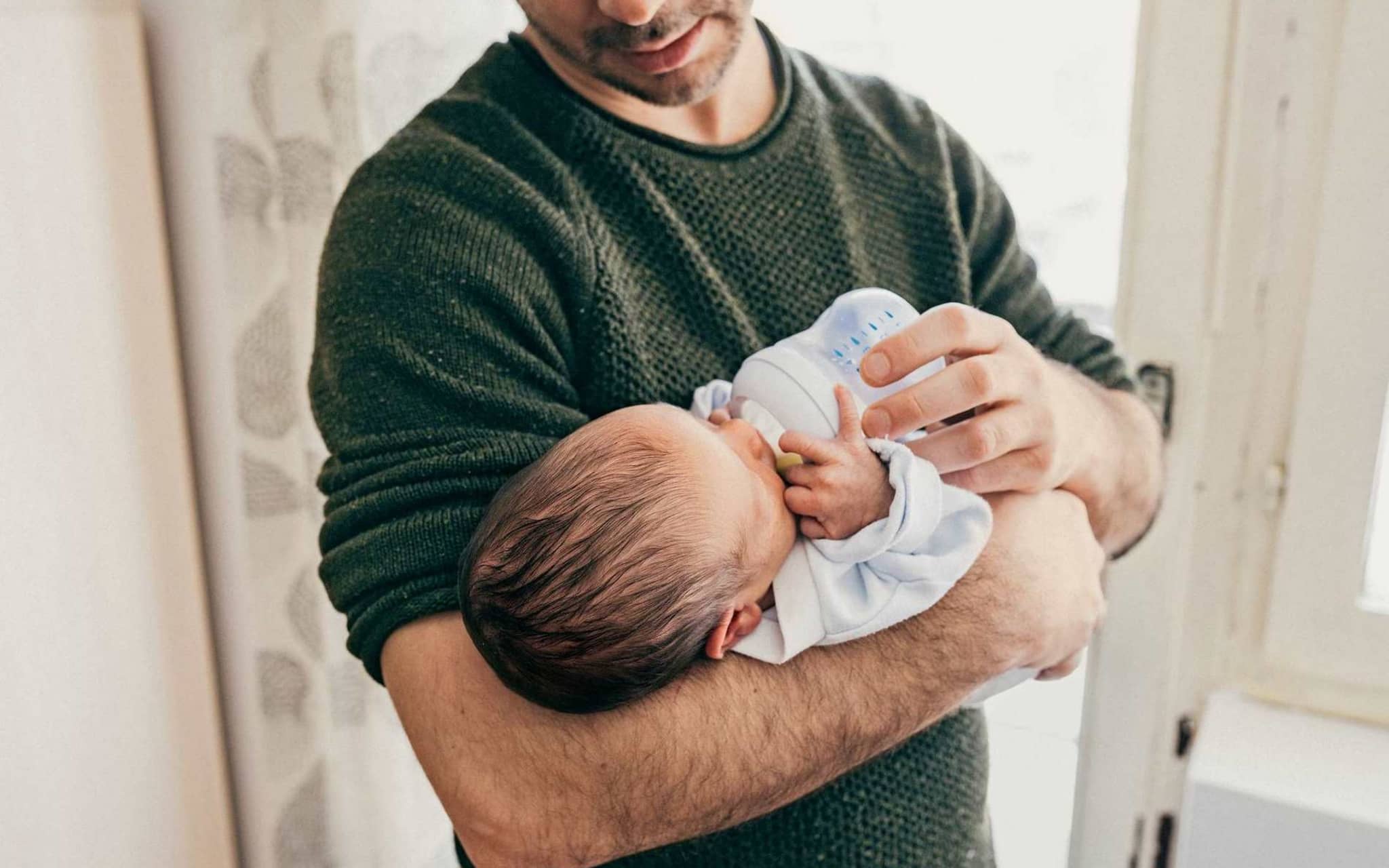 Bild: Vater gibt seinem Baby ein Fläschchen.