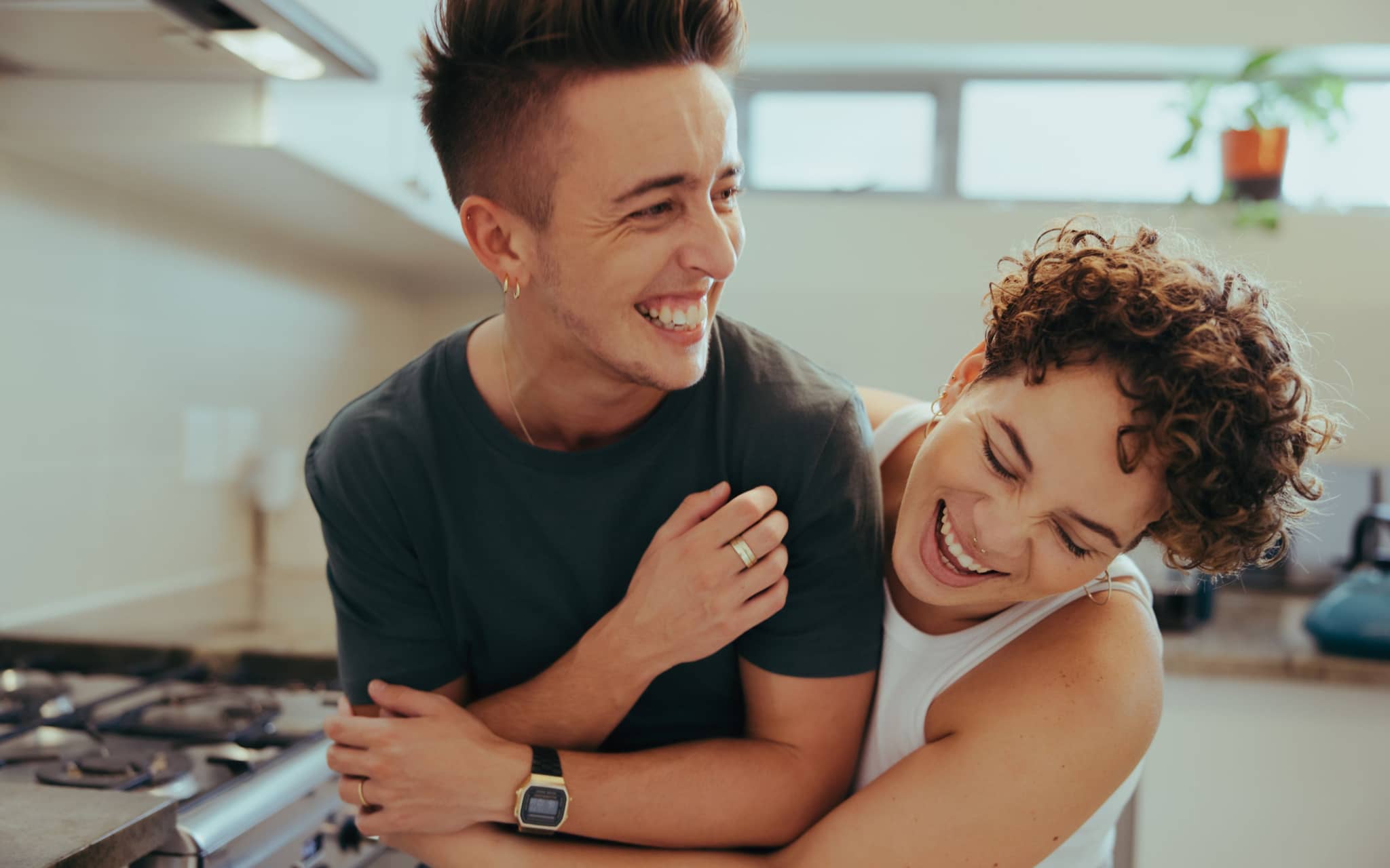 Transgender: Ein junges, queres Paar spaßt miteinander