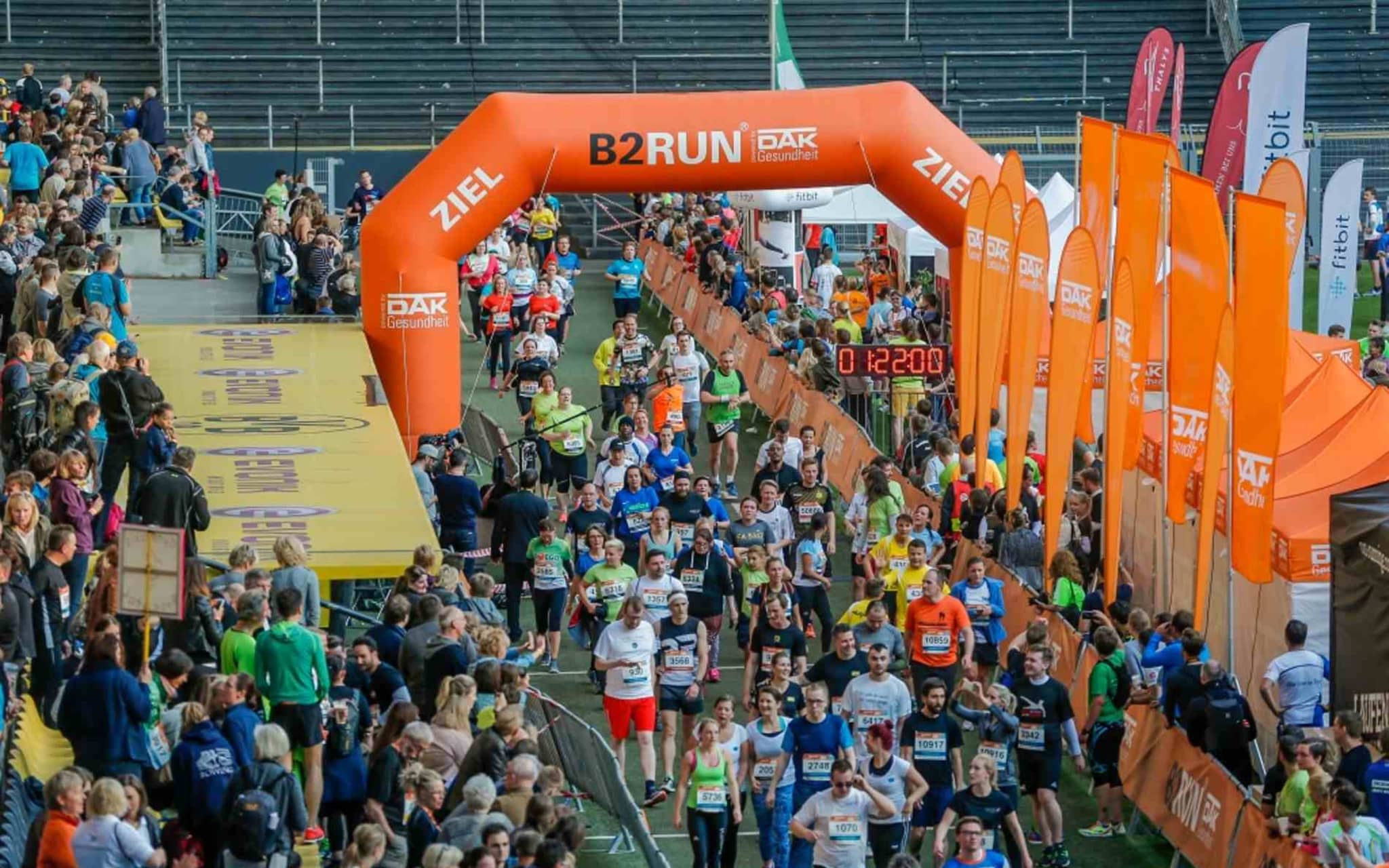 Bild: Vogelperspektive auf den Zieleinlauf bei einem B2Run Firmenlauf der DAK-Gesundheit.