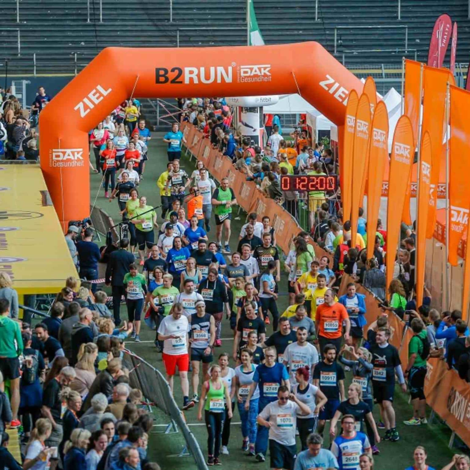 Bild: Vogelperspektive auf den Zieleinlauf bei einem B2Run Firmenlauf der DAK-Gesundheit.