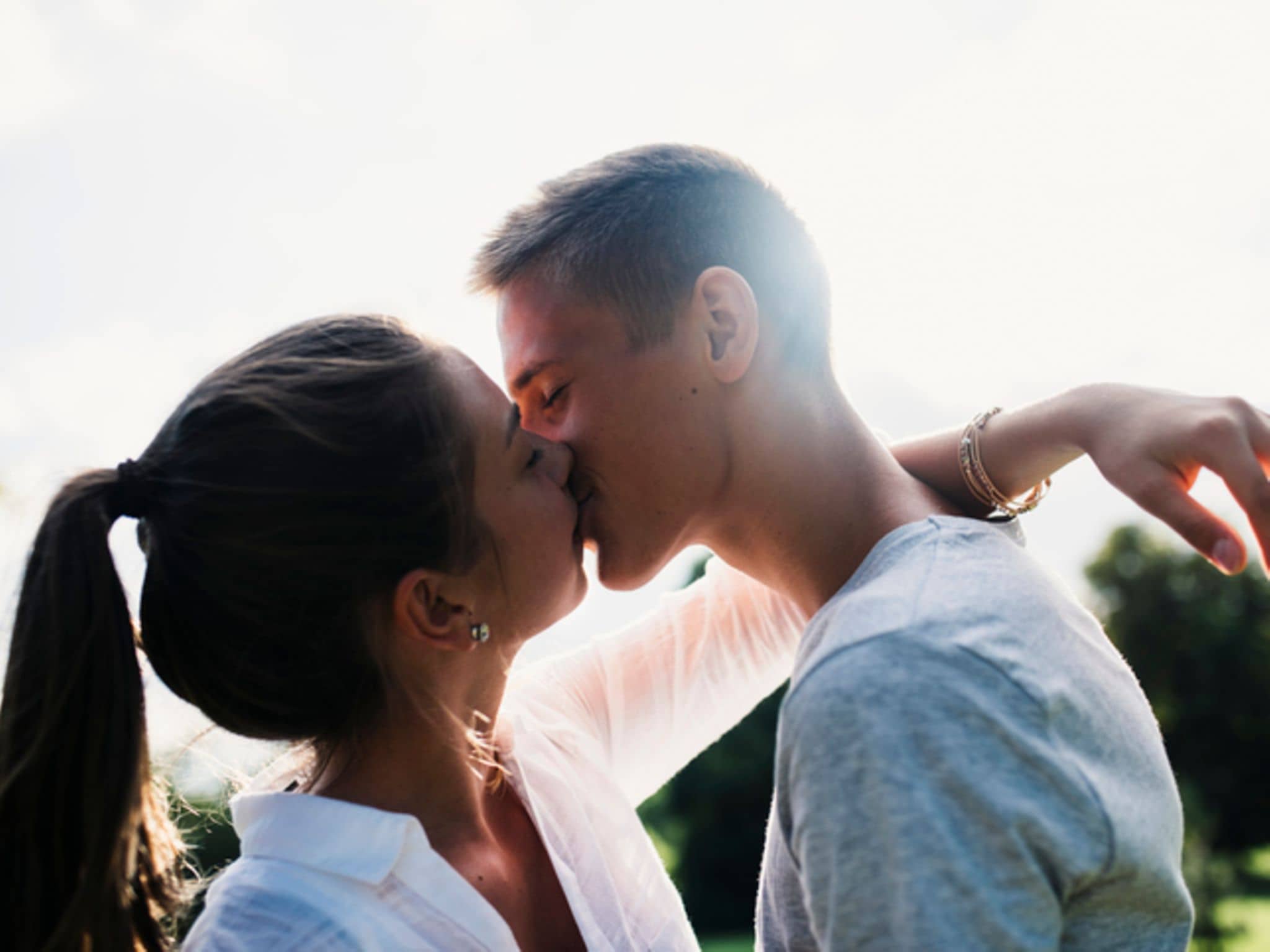 Ein junges Paar küsst sich intensiv.