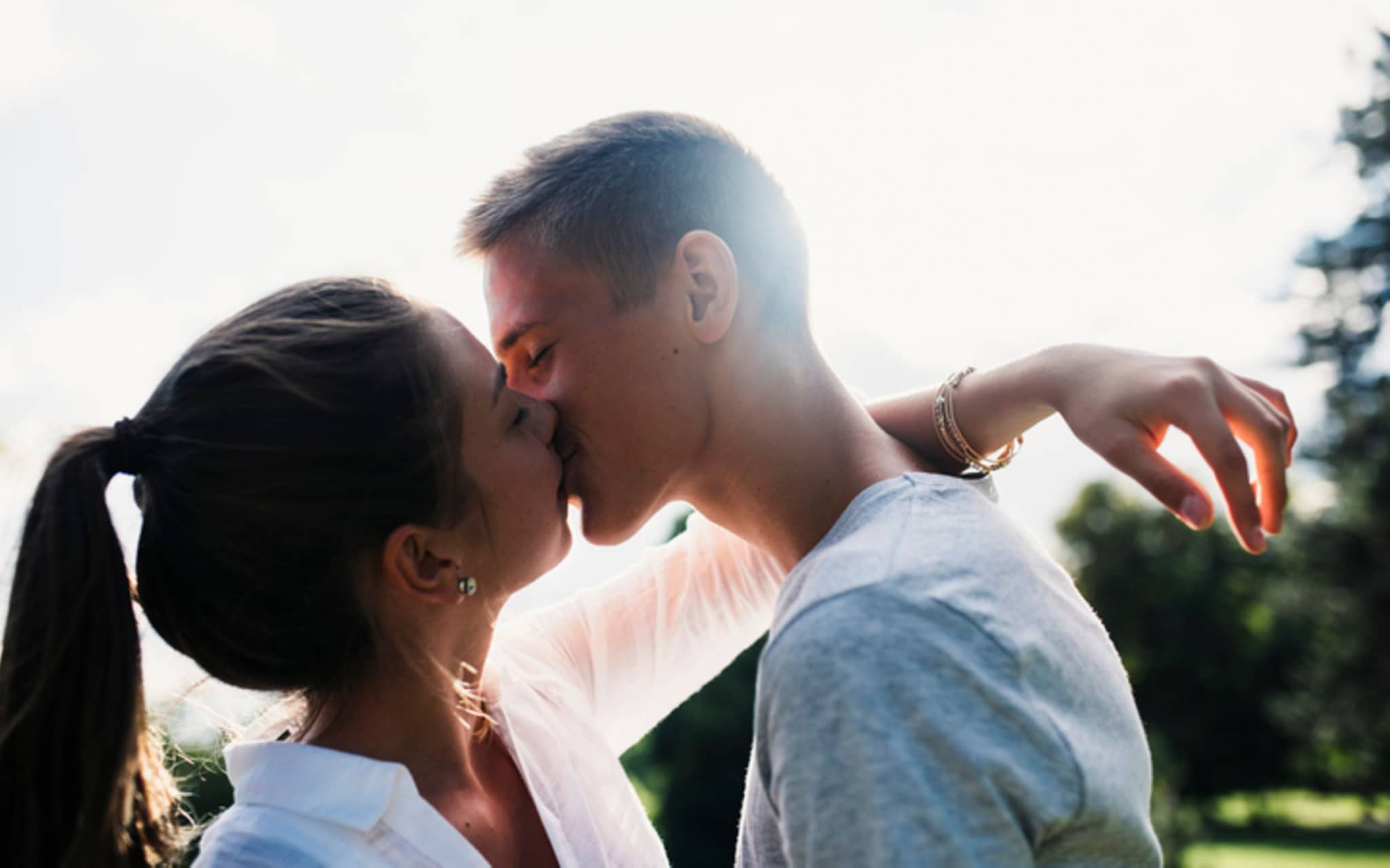 Ein junges Paar küsst sich intensiv.