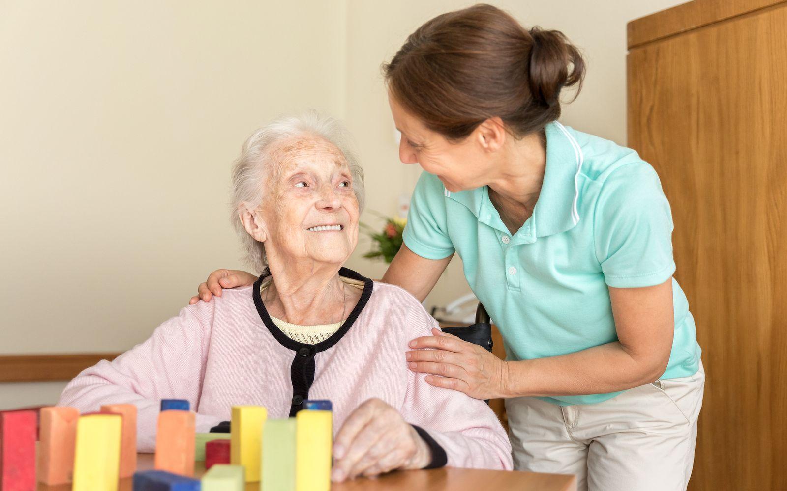 Hilfsmittel: Eine Seniorin mit einer Pflegerin