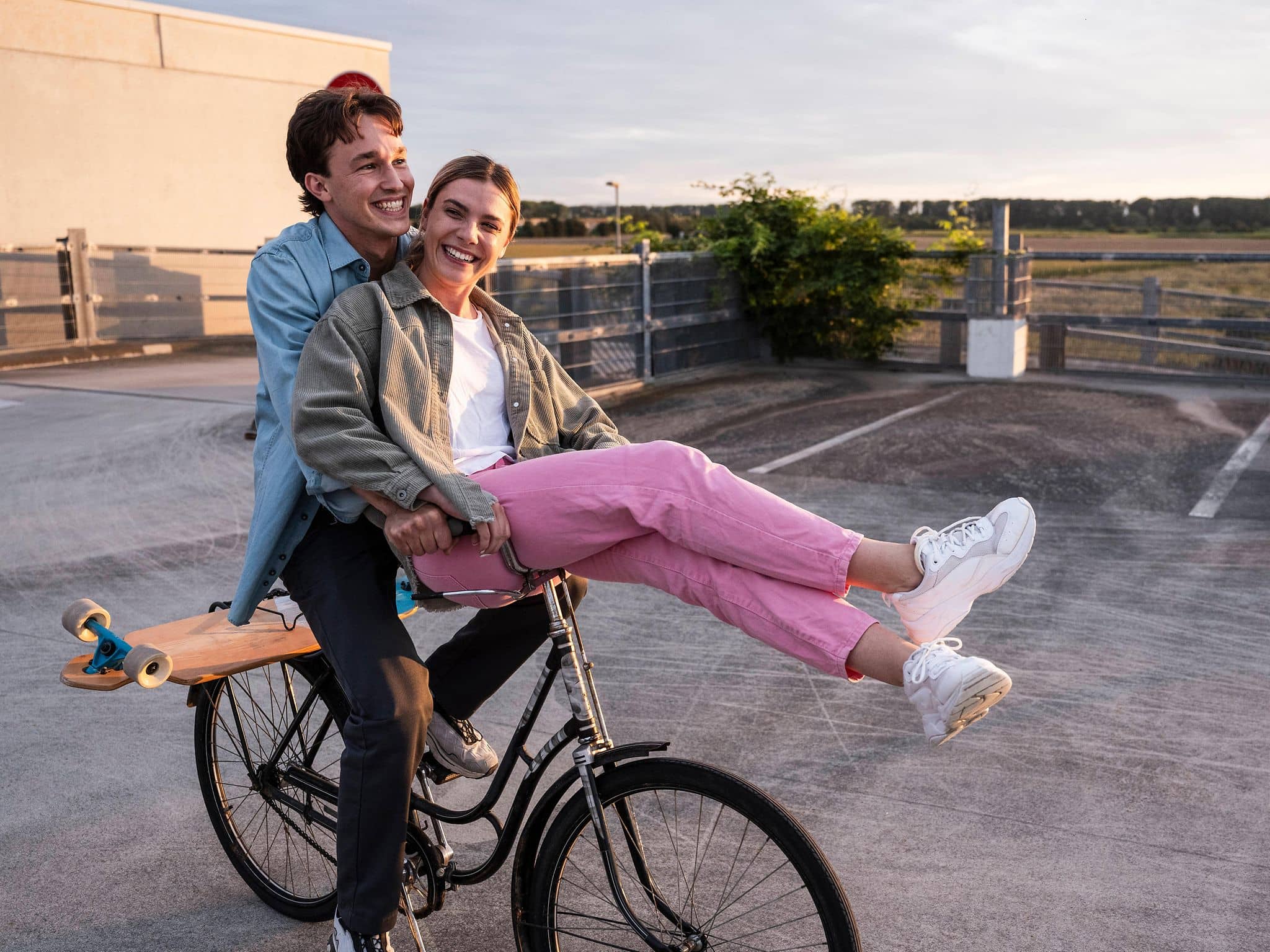 Hodenmythen Jungen lachender Mann fährt Fahrrad mir Frau auf dem Lenkrad.