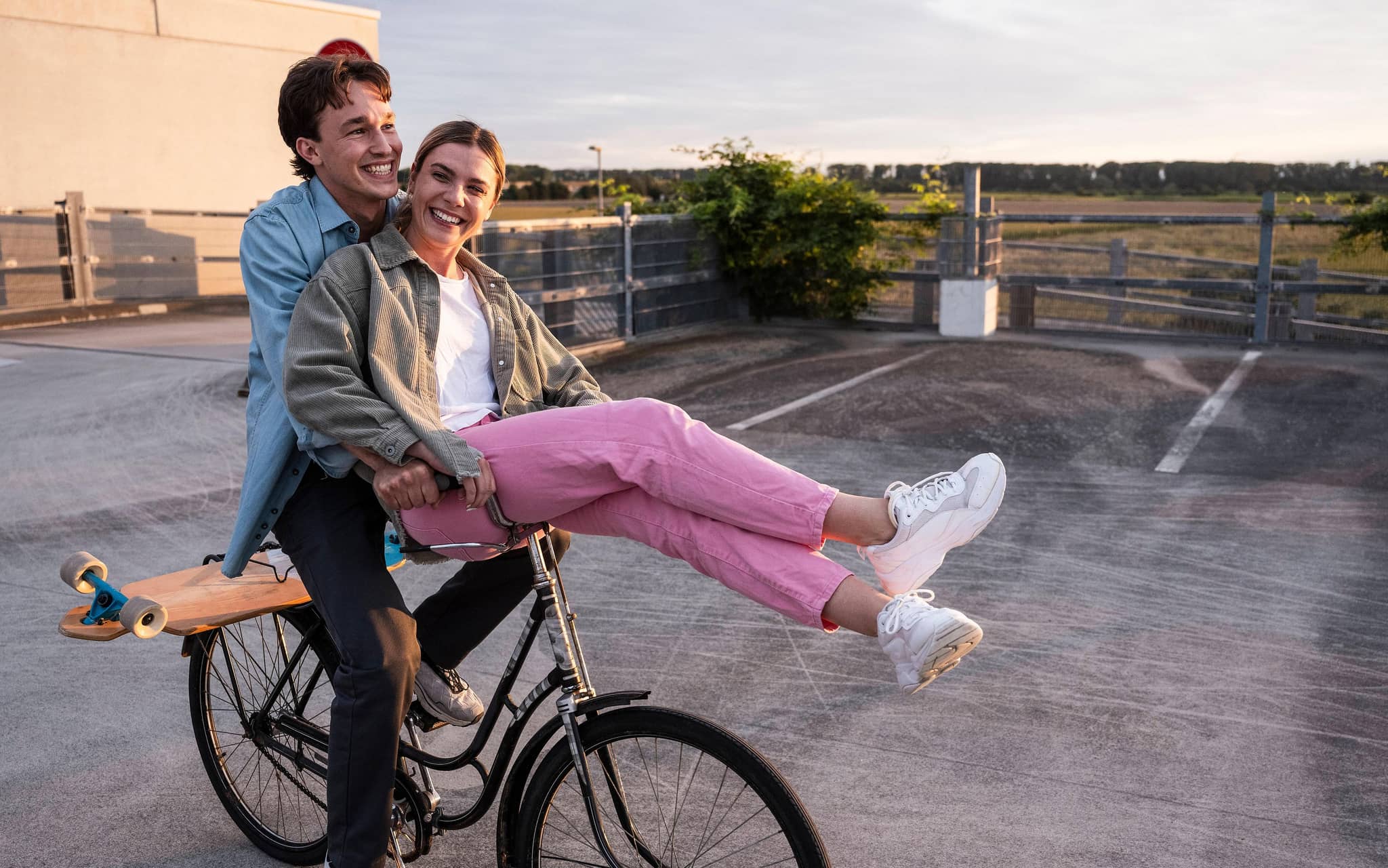 Hodenmythen Jungen lachender Mann fährt Fahrrad mir Frau auf dem Lenkrad.