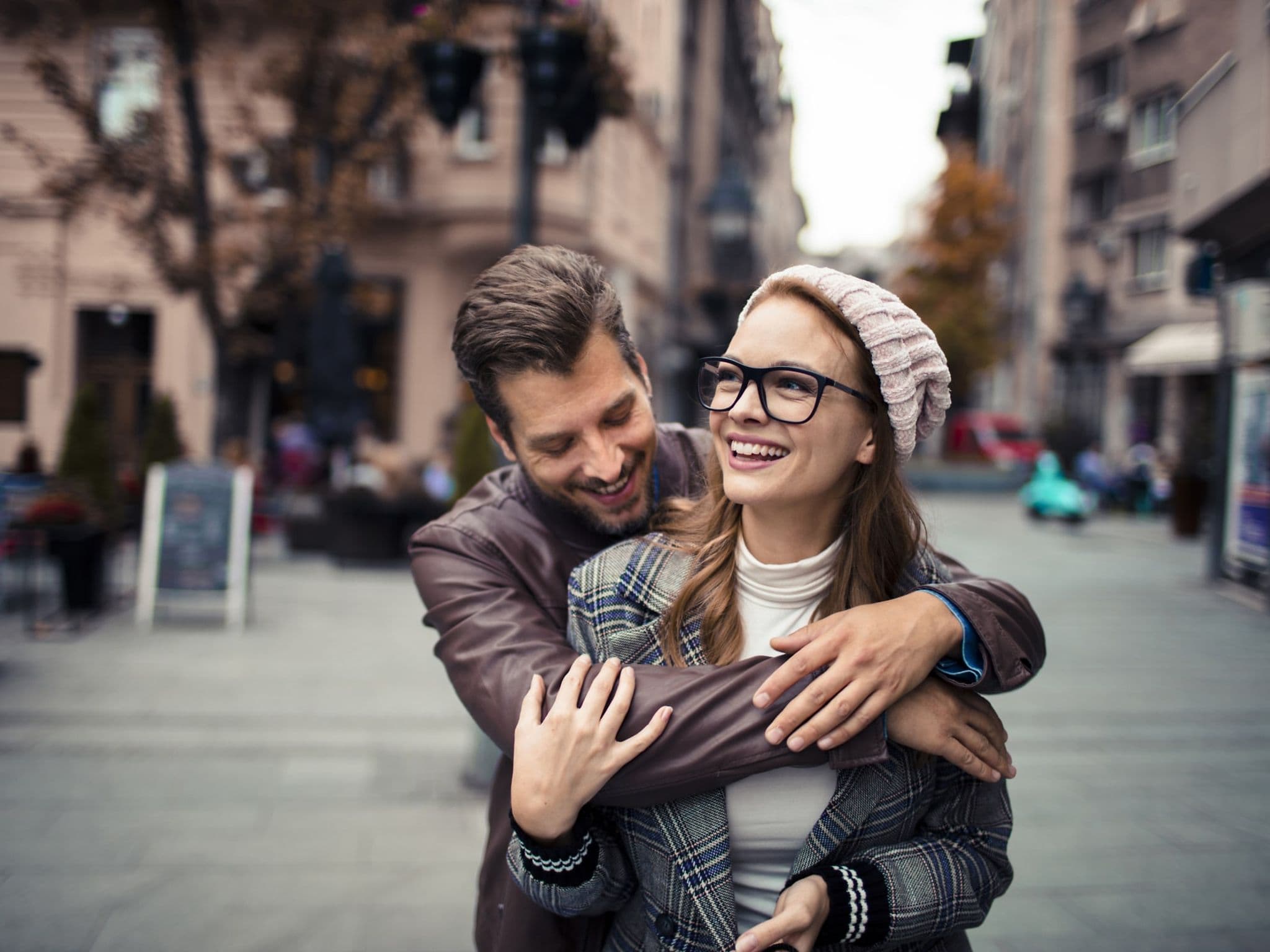 Entspannt und glücklich: Pärchen in der Fußgängerzone.