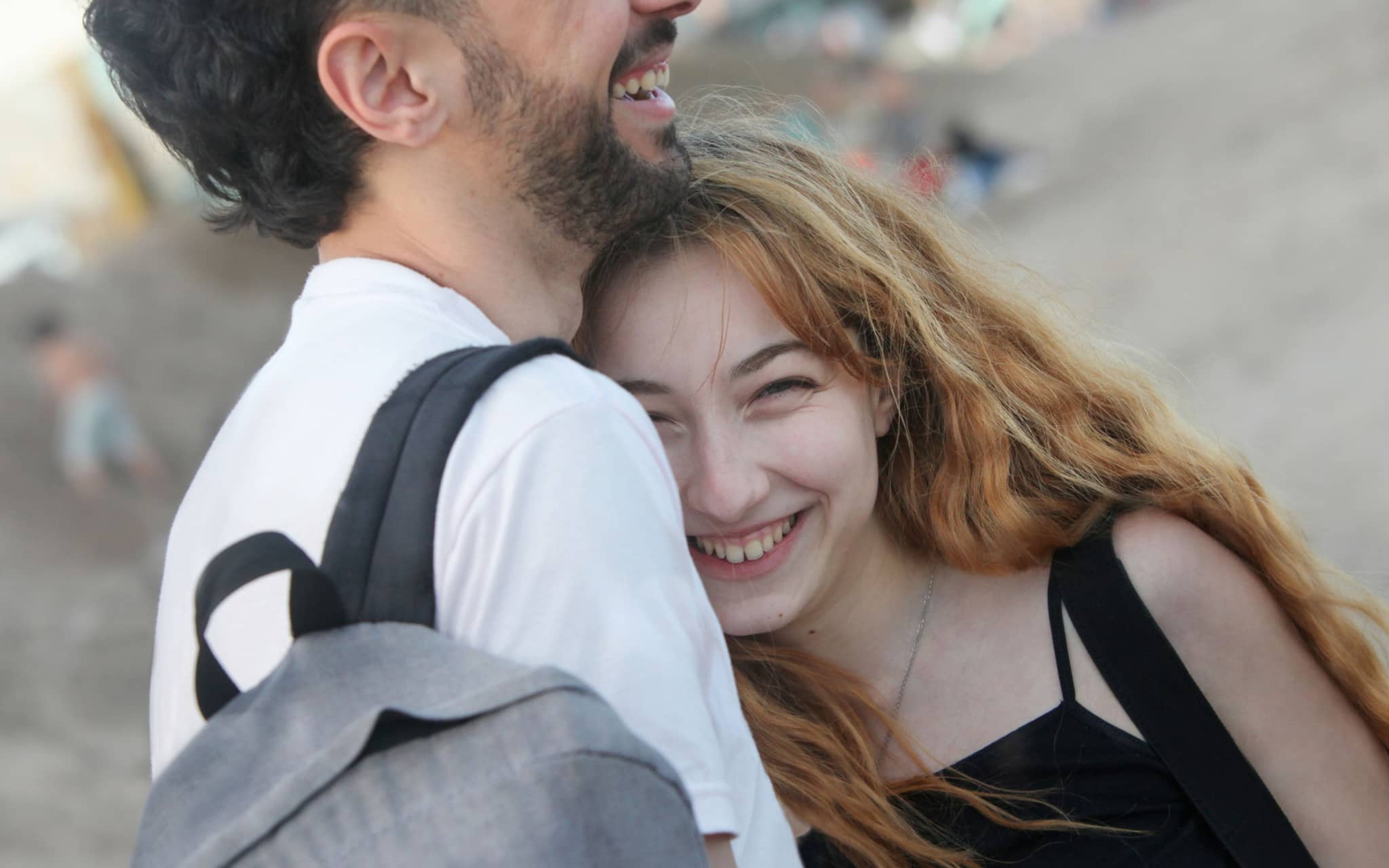 Symbolbild für Pheromone: Ein junge Paar schnubbert aneinander