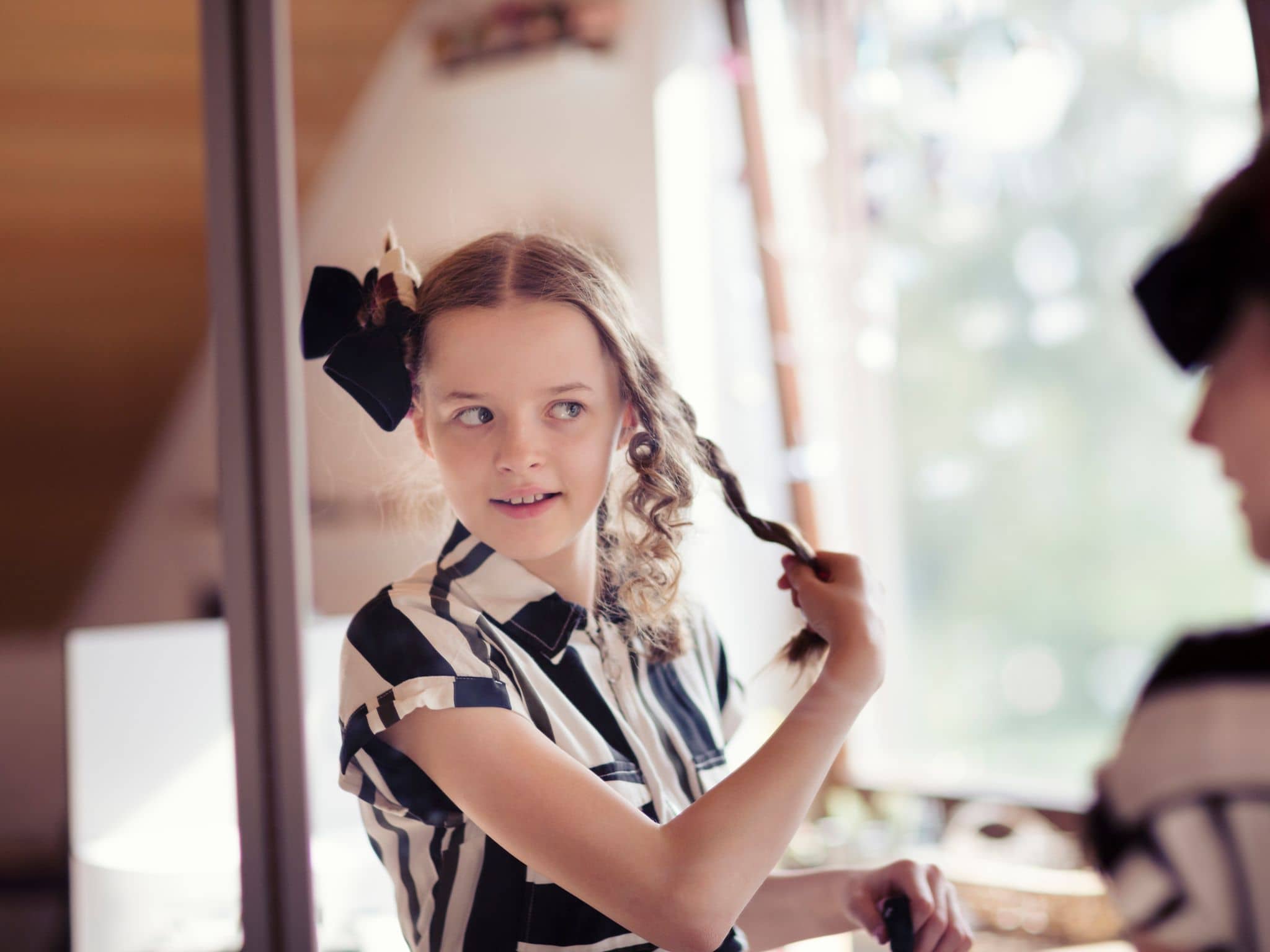 Symbolbild für bin ich schön: Ein junges Mädchen steht vorm Spiegel und sieht sich an