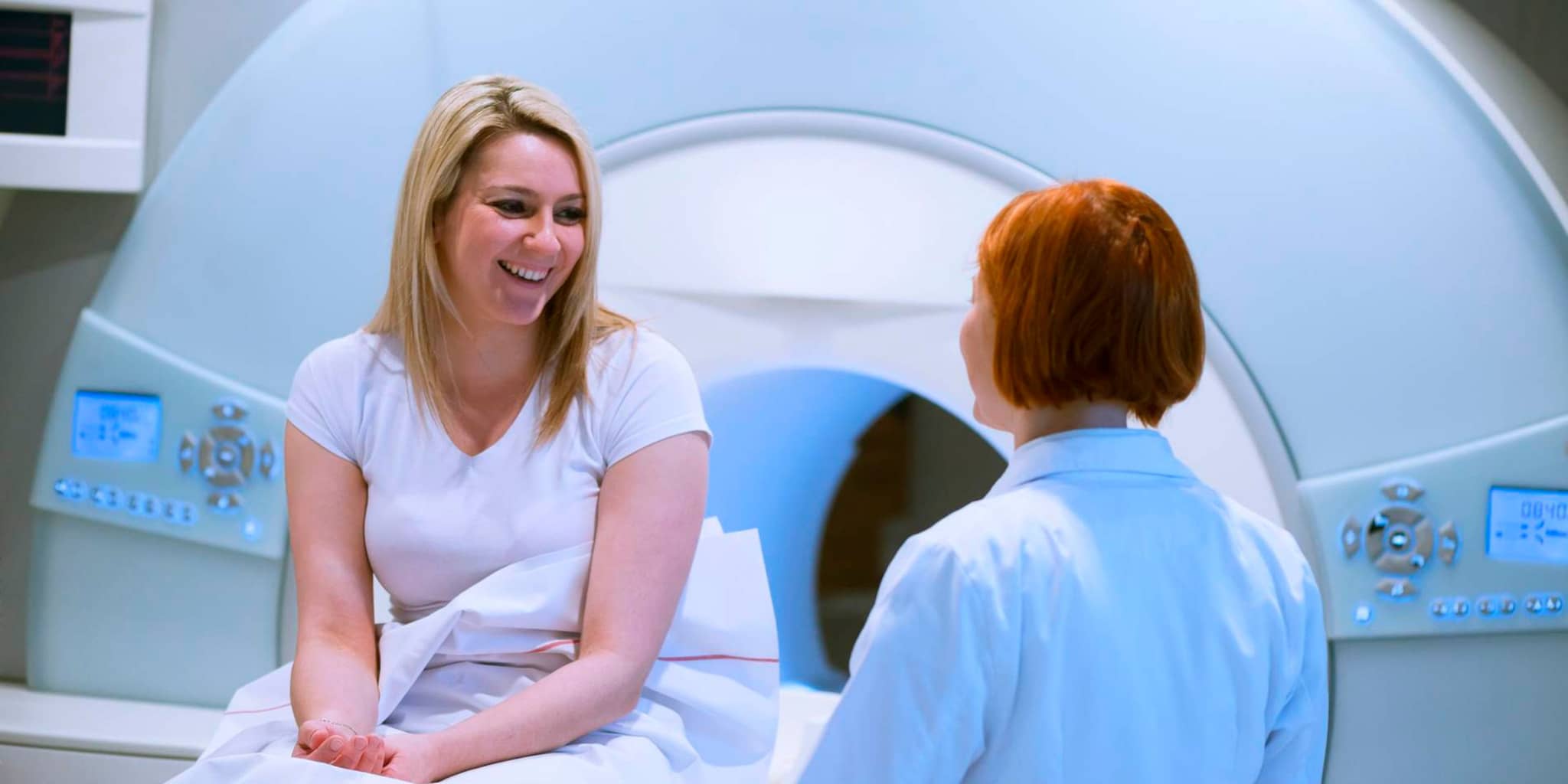 Bild: Eine Patientin unterhält sich nach einem MRT mit der Ärztin.
