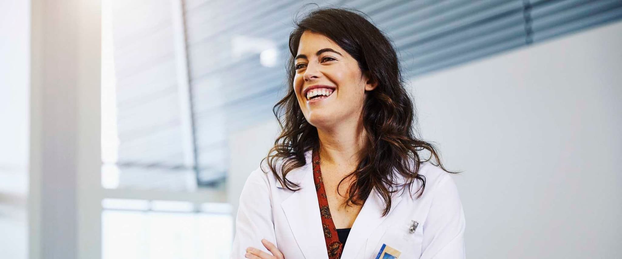 Bild: Ärztin lächelt zuversichtlich