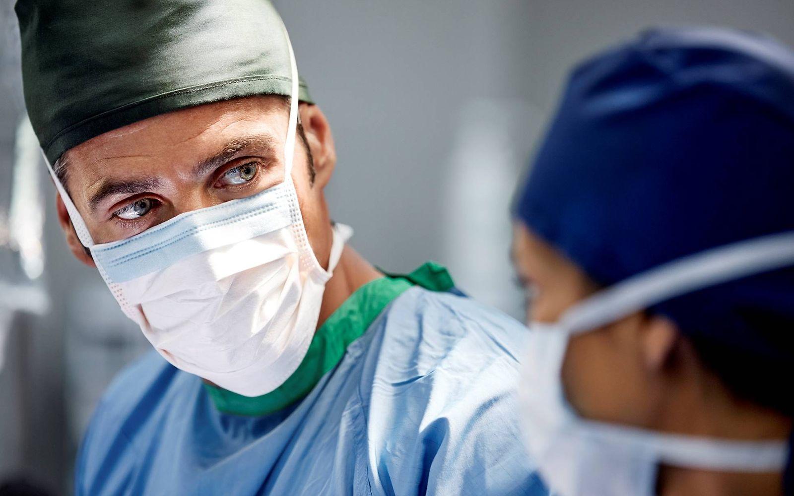 Ablauf einer Organspende: Nahaufnahme eines Chirurgen