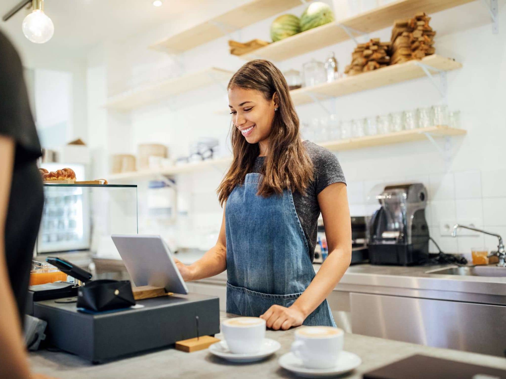 Bild: Junge Frau arbeitet in einem Café
