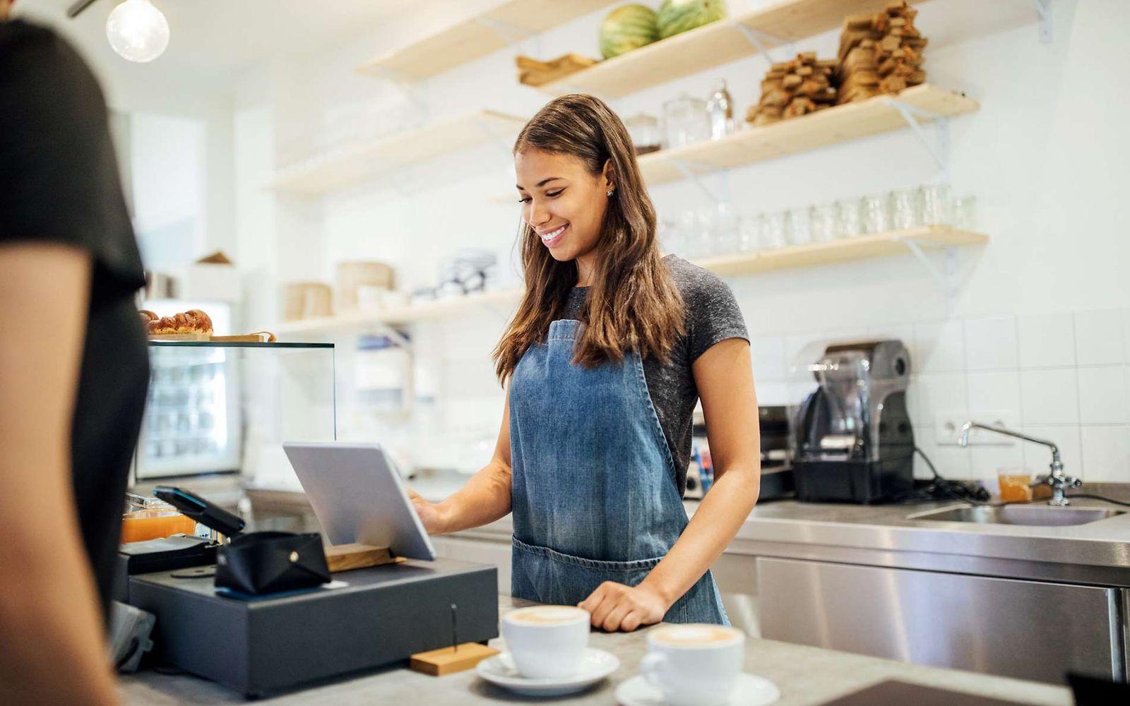Bild: Junge Frau arbeitet in einem Café