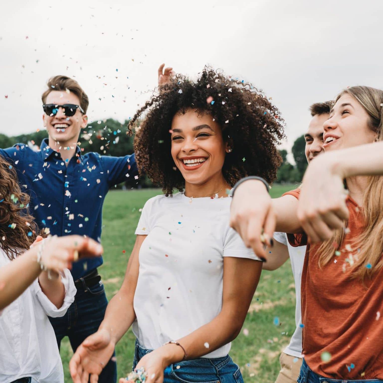 Vorteile für Studierende bei der DAK: Eine Gruppe junger Leute freut sich ausgelassen
