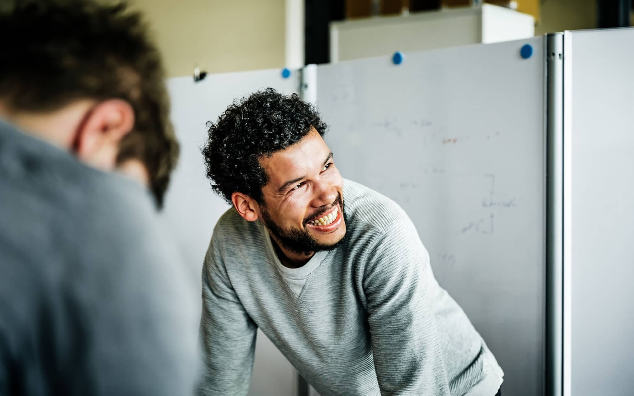 Mitarbeiter freut sich über die Benefits der DAK-Gesundheit