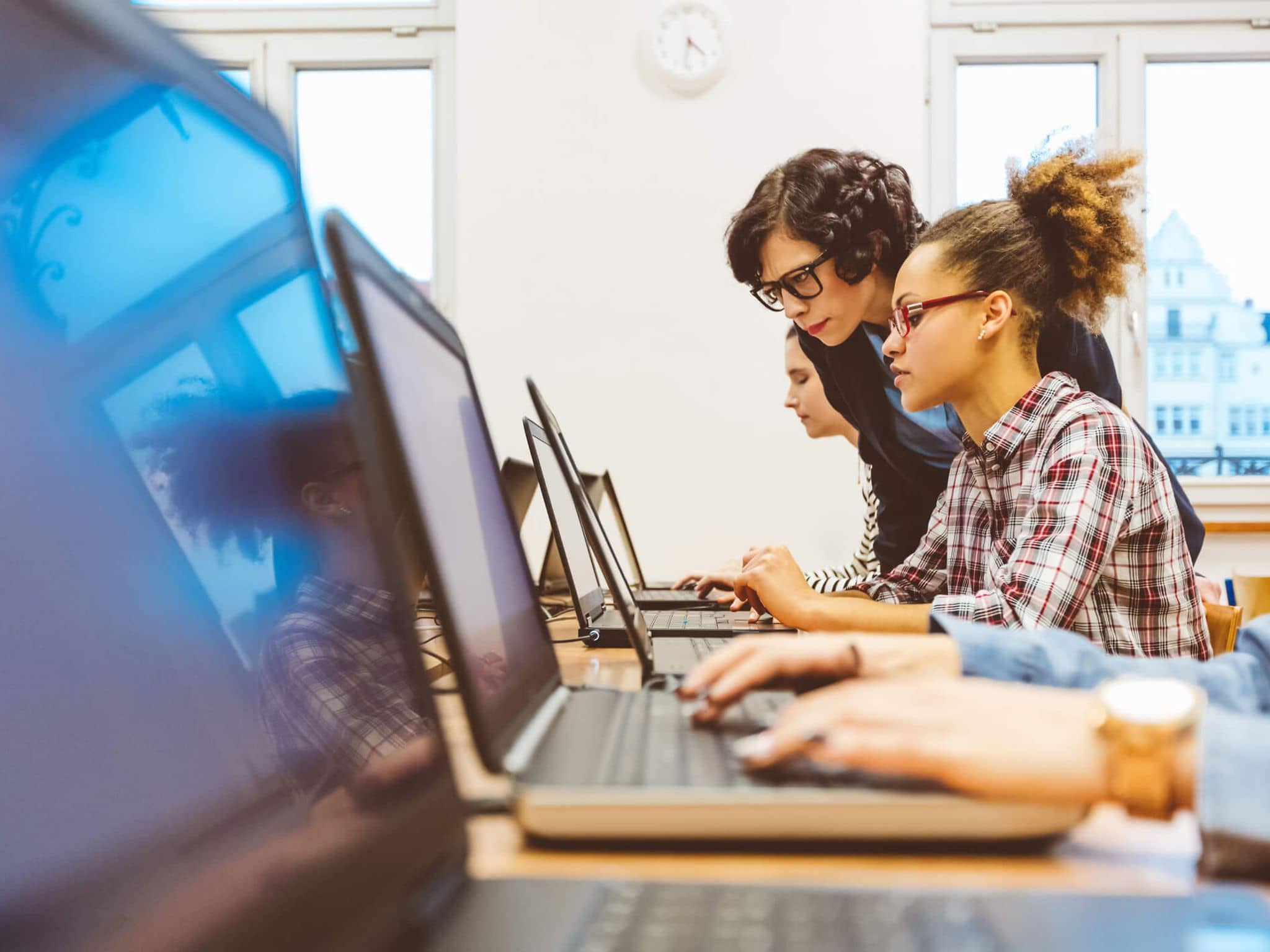 Junge frau sitzt vor einem Computer