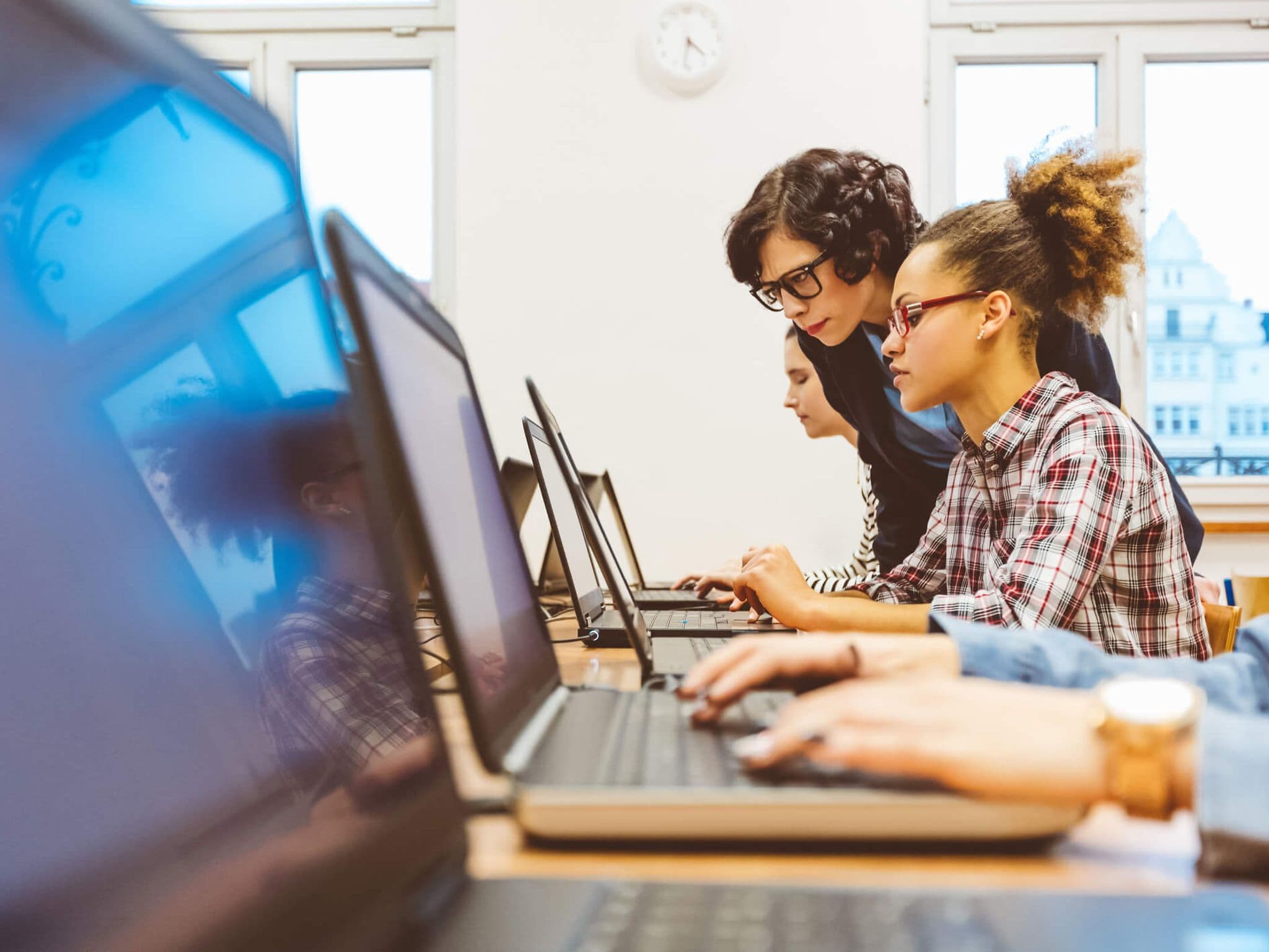 Junge frau sitzt vor einem Computer
