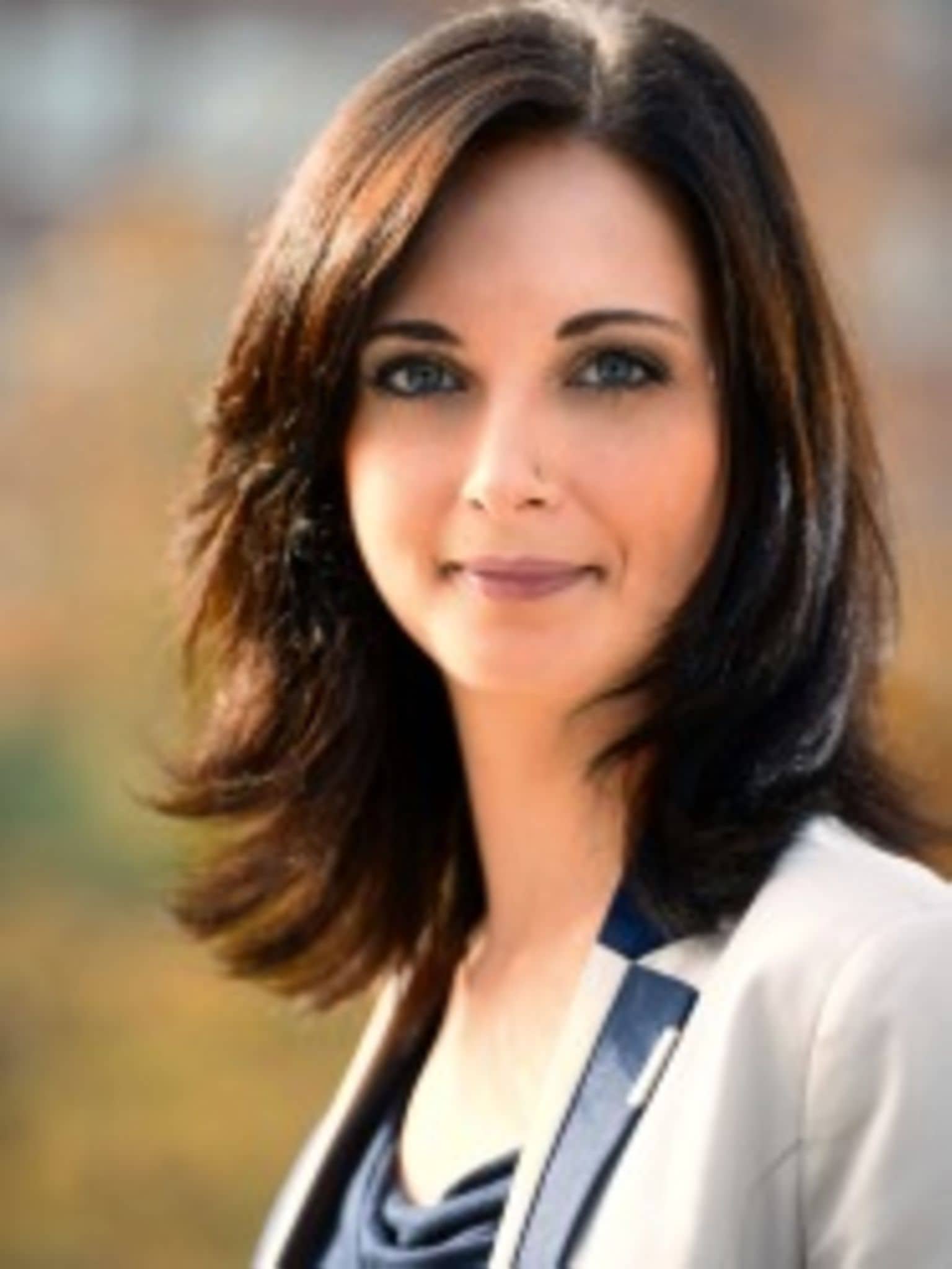 Porträt Charmaina, Bezirksleiterin im Vertrieb der DAK-Gesundheit