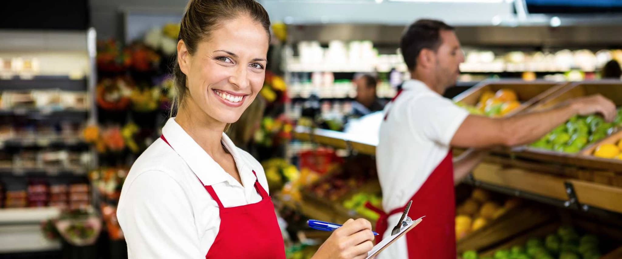 Bild: Verkäuferin und Verkäufer prüfen Ware in der Gemüseabteilung