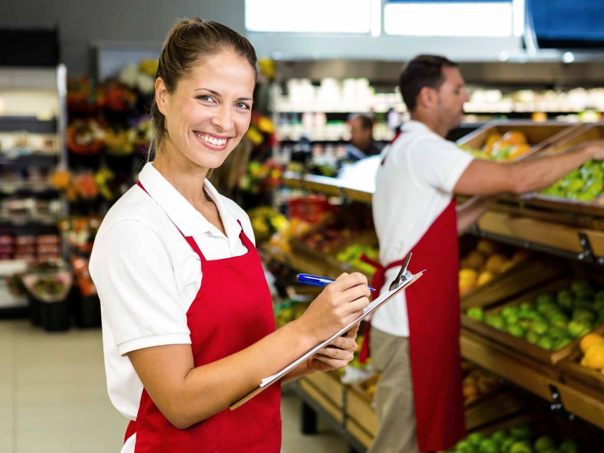 Bild: Verkäuferin und Verkäufer prüfen Ware in der Gemüseabteilung