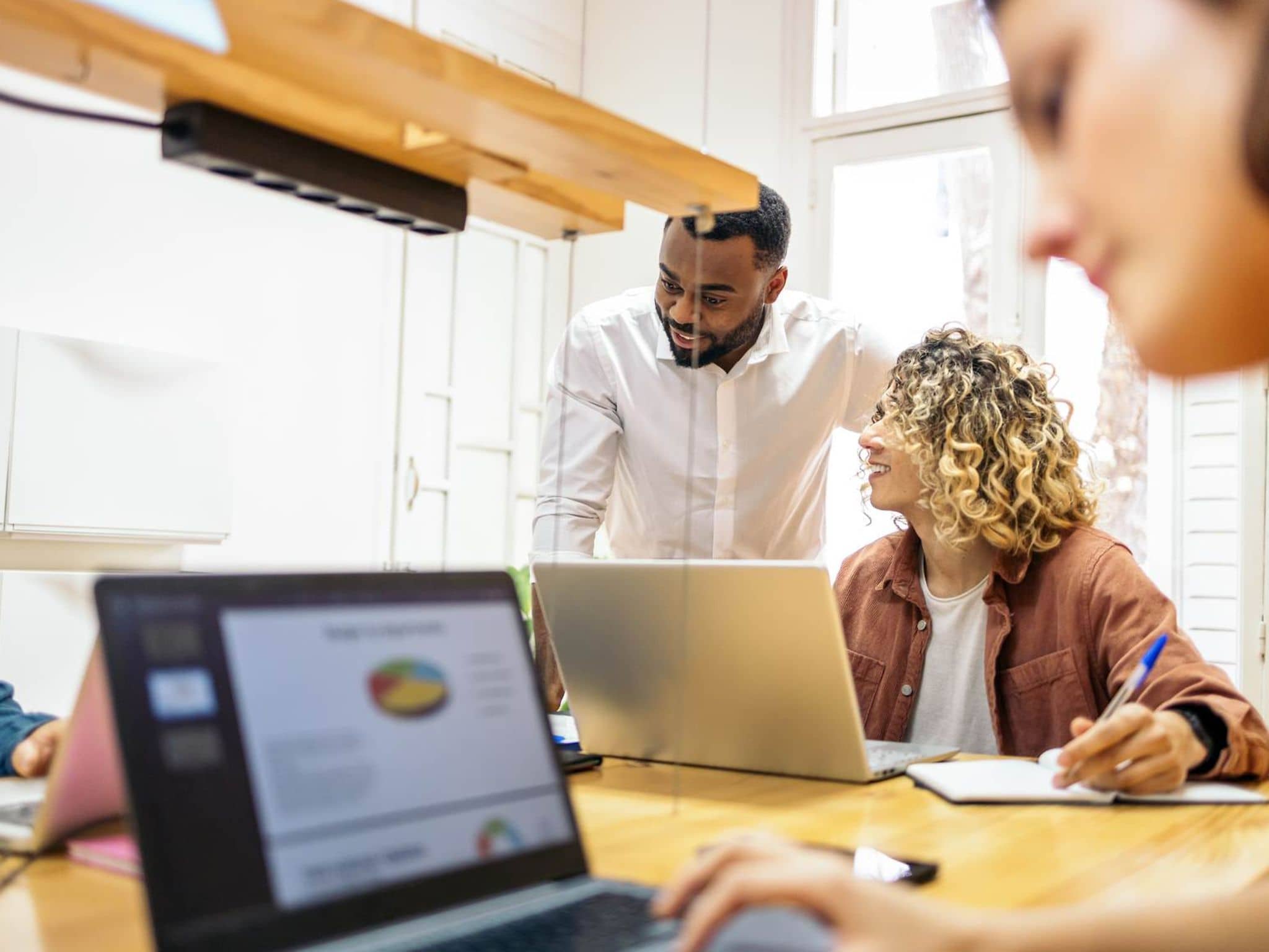 Symbolbild Beiträge und Rechengrößen: Menschen im Büro.