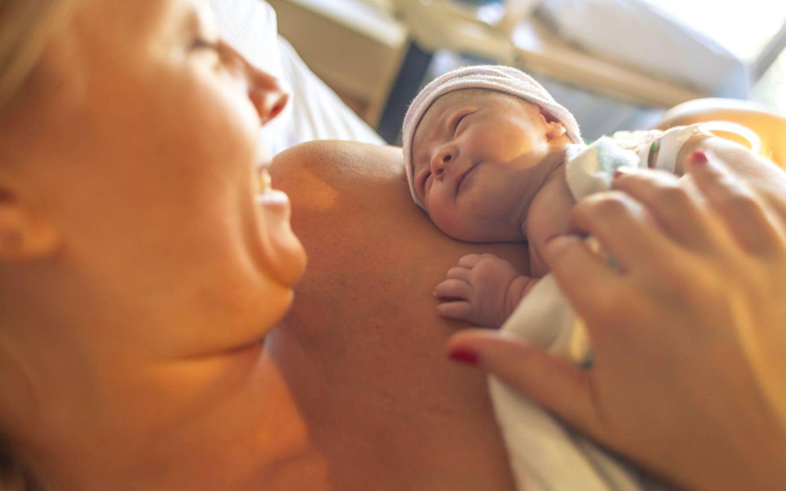 Symbolbild Bonding: Mutter hält Neugeborenes