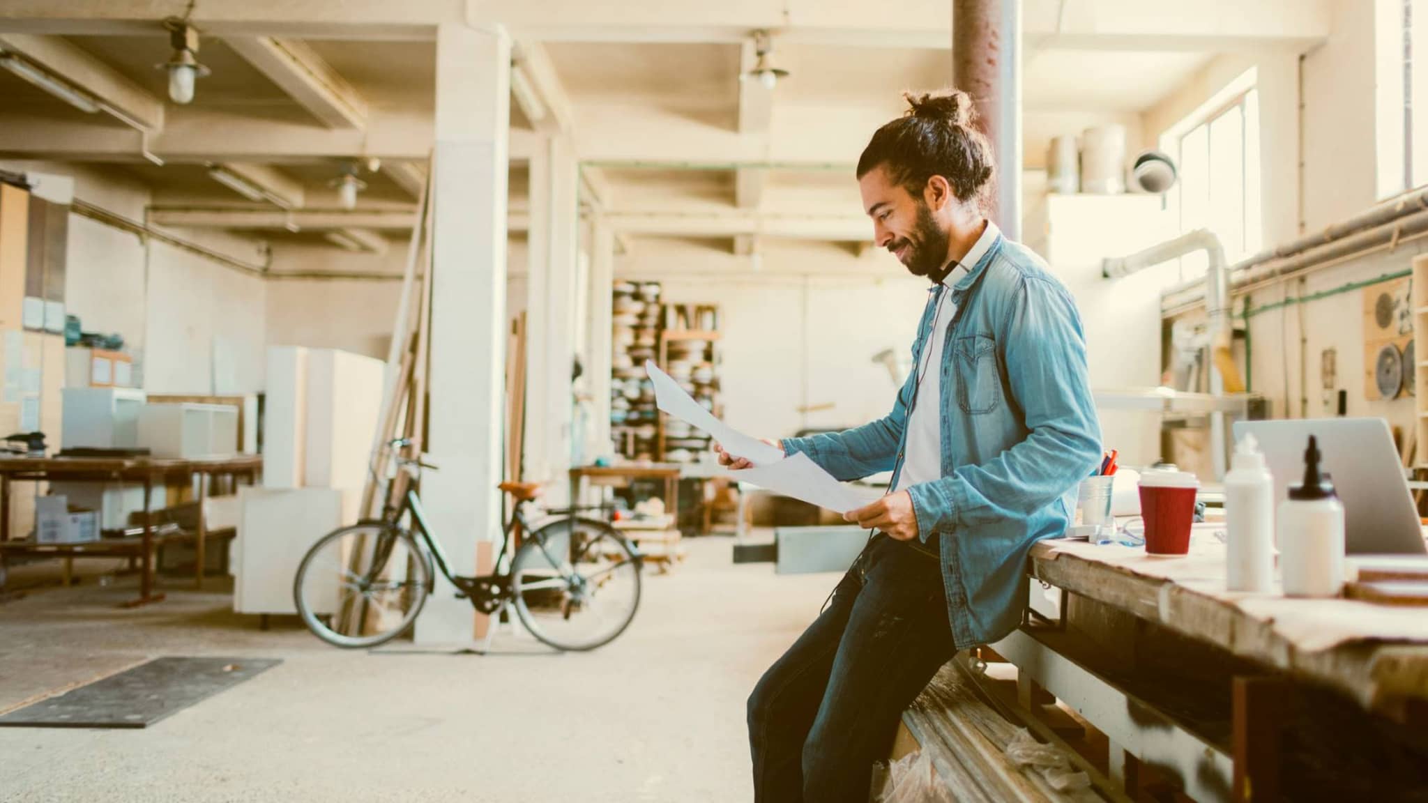 Gut versichert bei der DAK - ein Arbeitnehmer plant für die Zukunft.