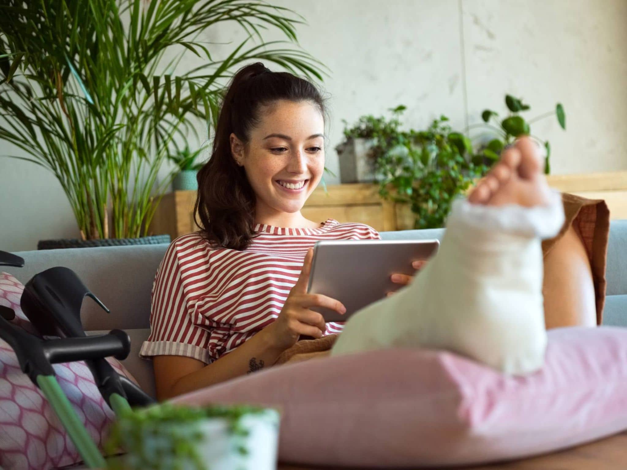 Eine Auszubildene kann entspannt gesund werden, dank Krankengeld für Azubis.