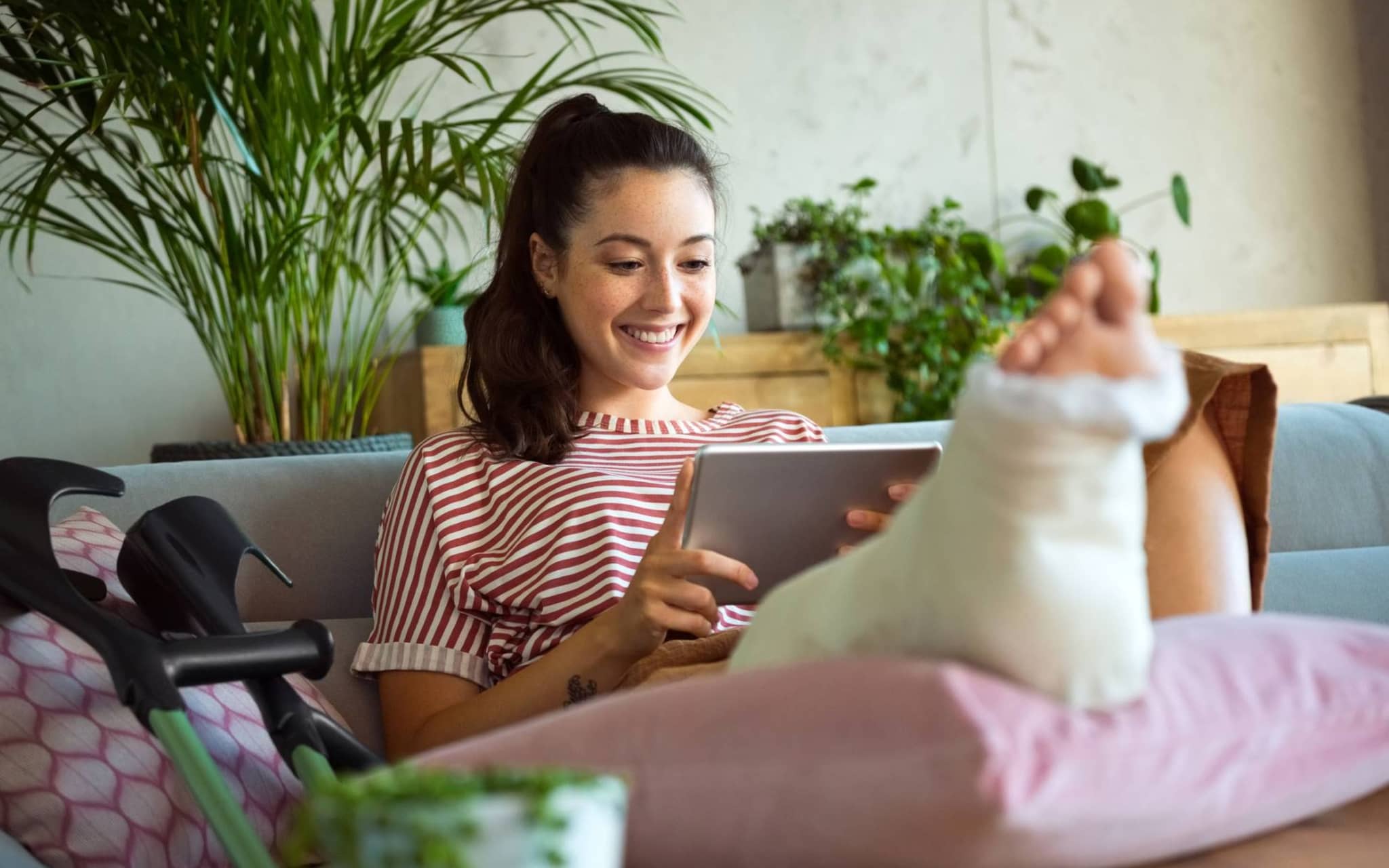 Eine Auszubildene kann entspannt gesund werden, dank Krankengeld für Azubis.