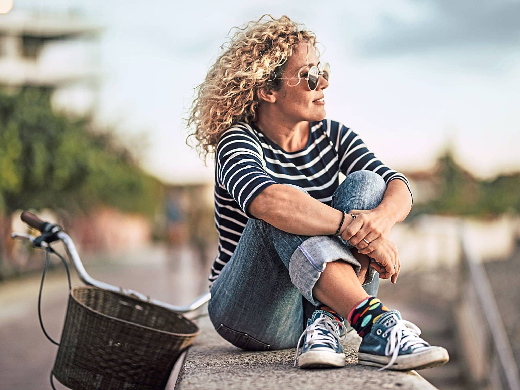 Wechseljahre: Eine Frau mittleren Alters lächelt