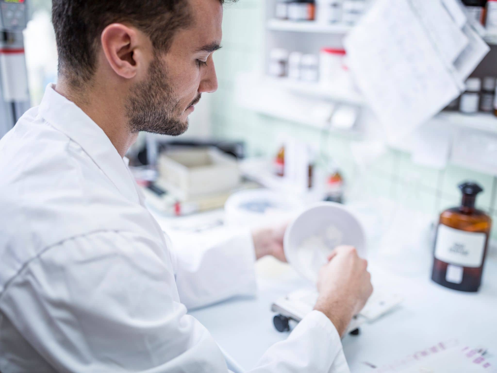 Bild: Apotheker mischt eine Rezeptur.