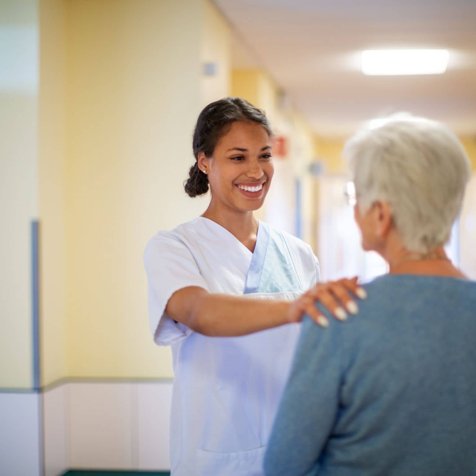 Bild: Junge Pflegerin im Gespräch mit einer Patientin