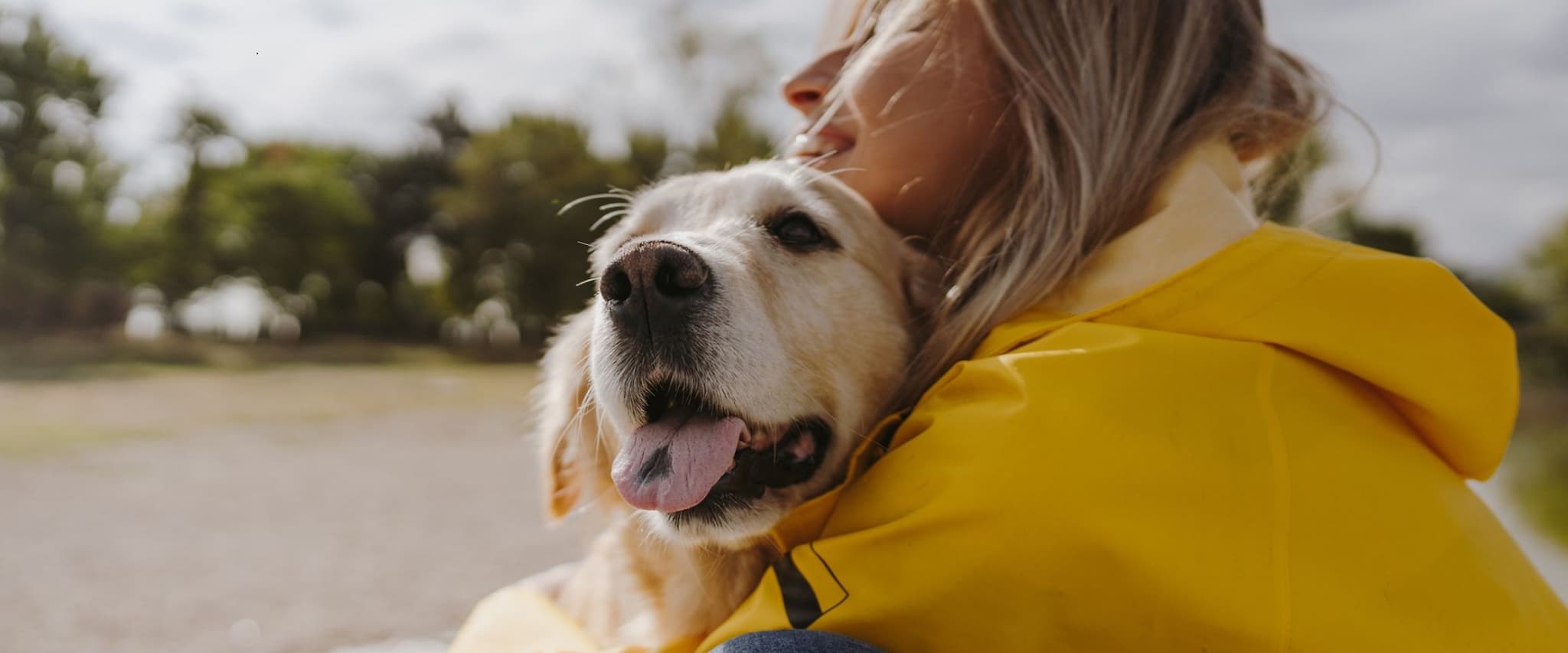 DAK bietet Vorteile in allen Lebenslagen: Frau umarmt glücklich ihren Hund