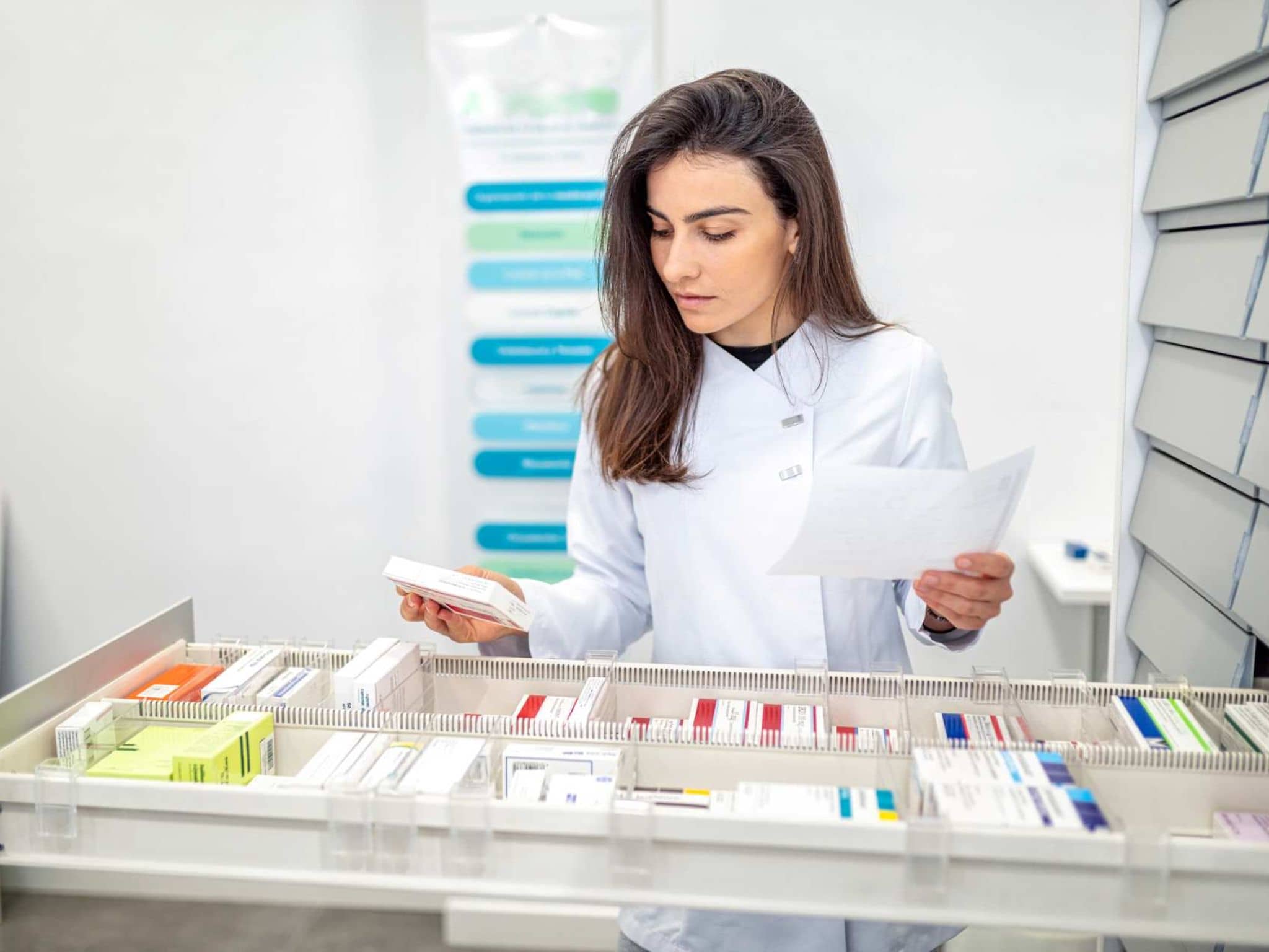 Bild: Apothekerin sucht das korrekte Rezept