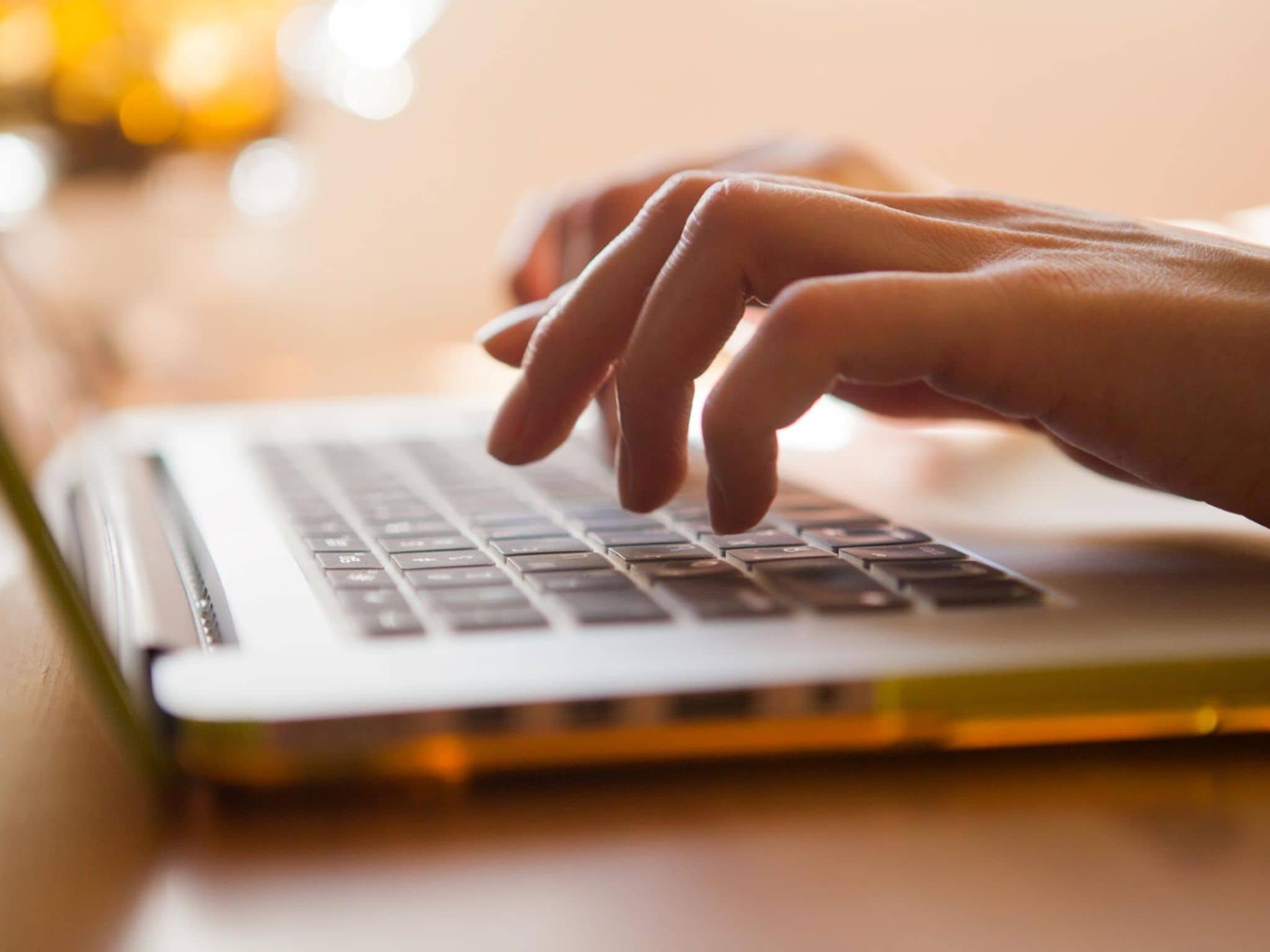 Symbolbild gefälschte Mails: Hände auf PC-Tastatur.