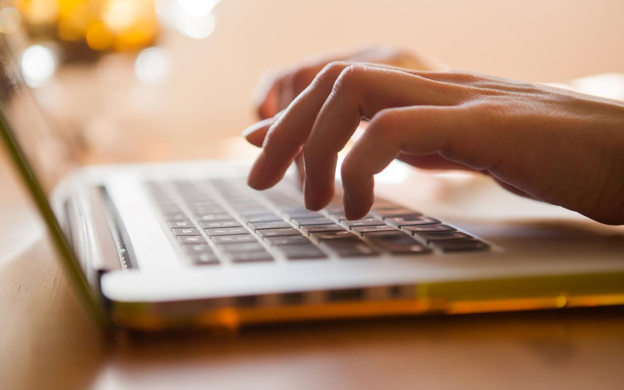 Symbolbild gefälschte Mails: Hände auf PC-Tastatur.