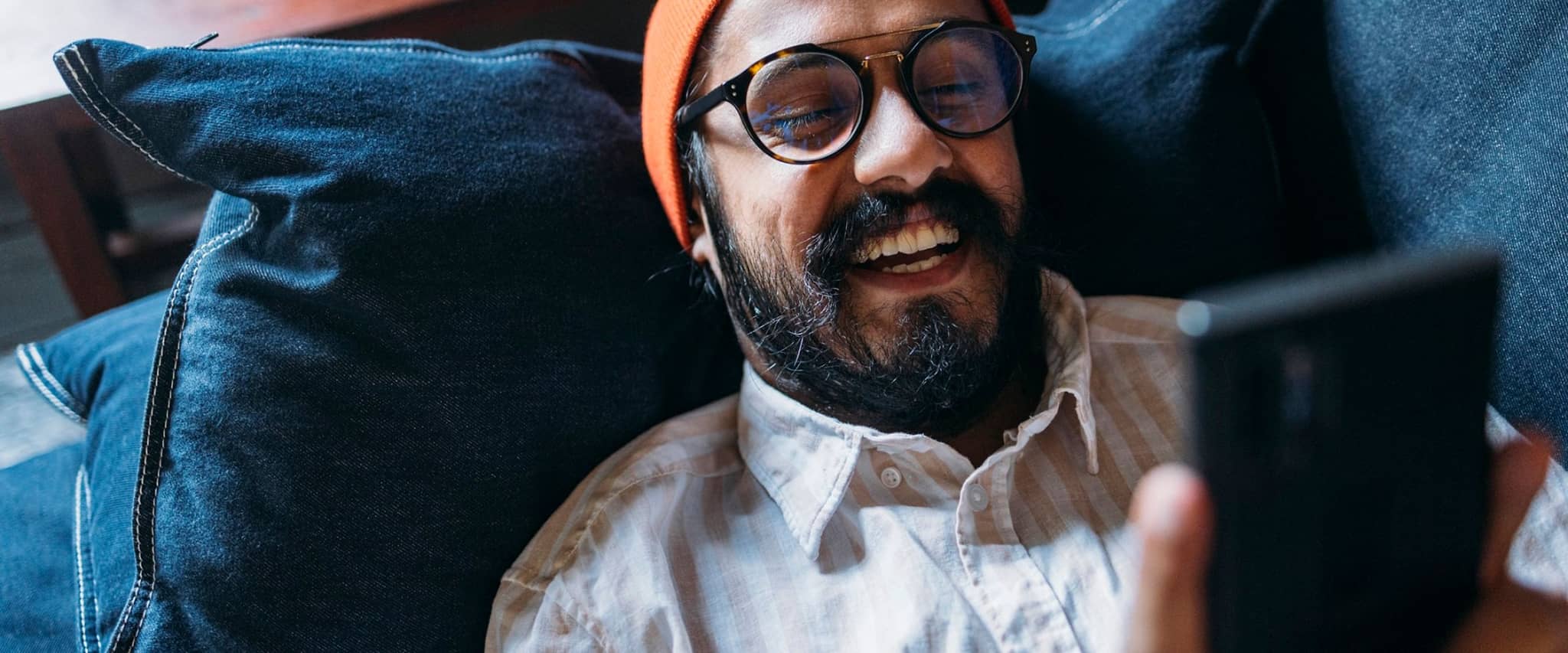 Mann füllt am Smartphone den Mitgliedsantrag aus