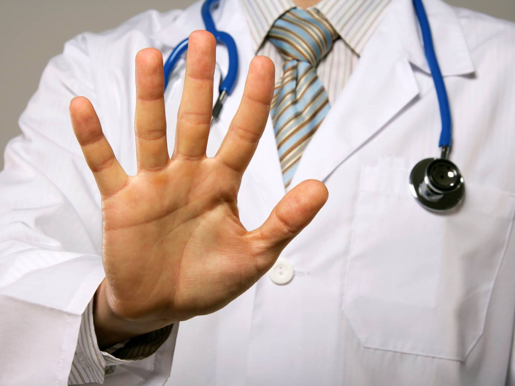 Bild: Arzt der die Hand ausgestreckt hat, um Stopp zu sagen