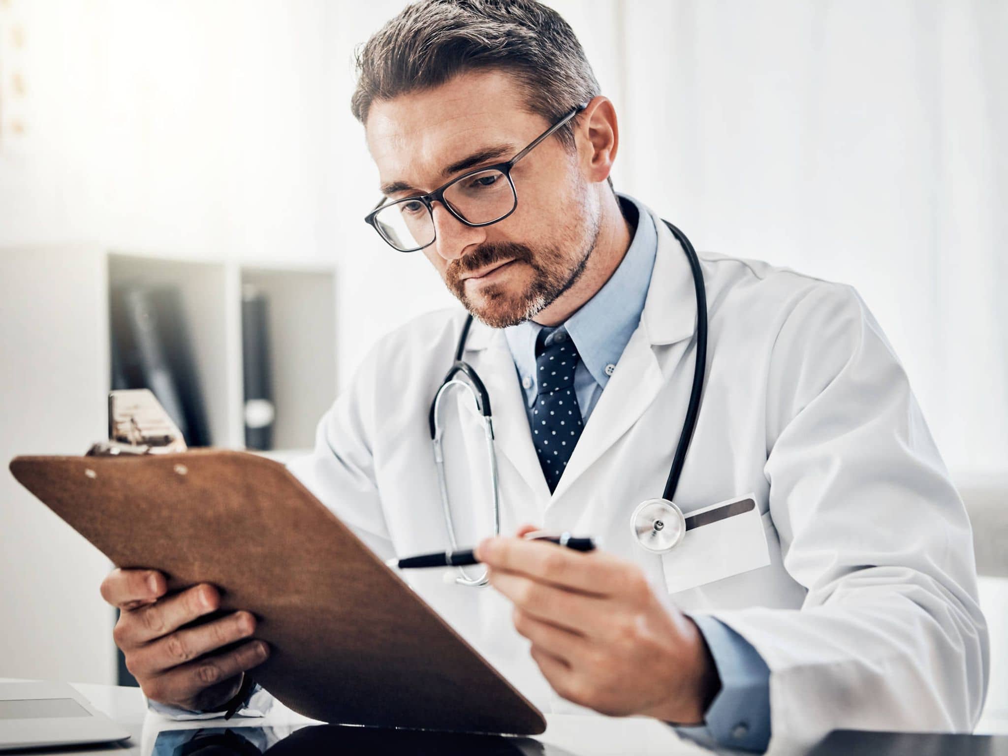 Bild: Arzt überprüft eine Liste