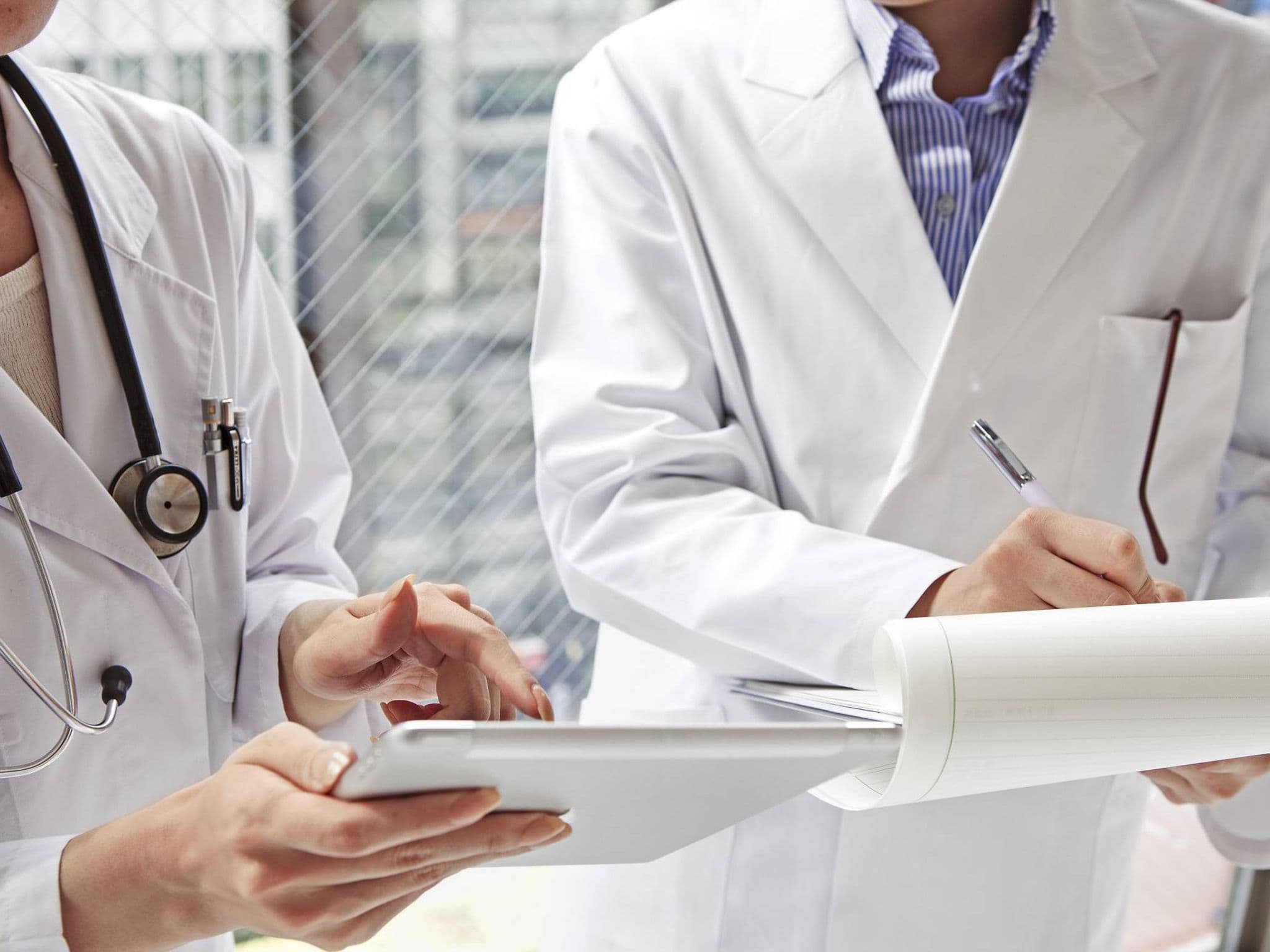 Bild: Arzt und Ärztin notieren sich etwas