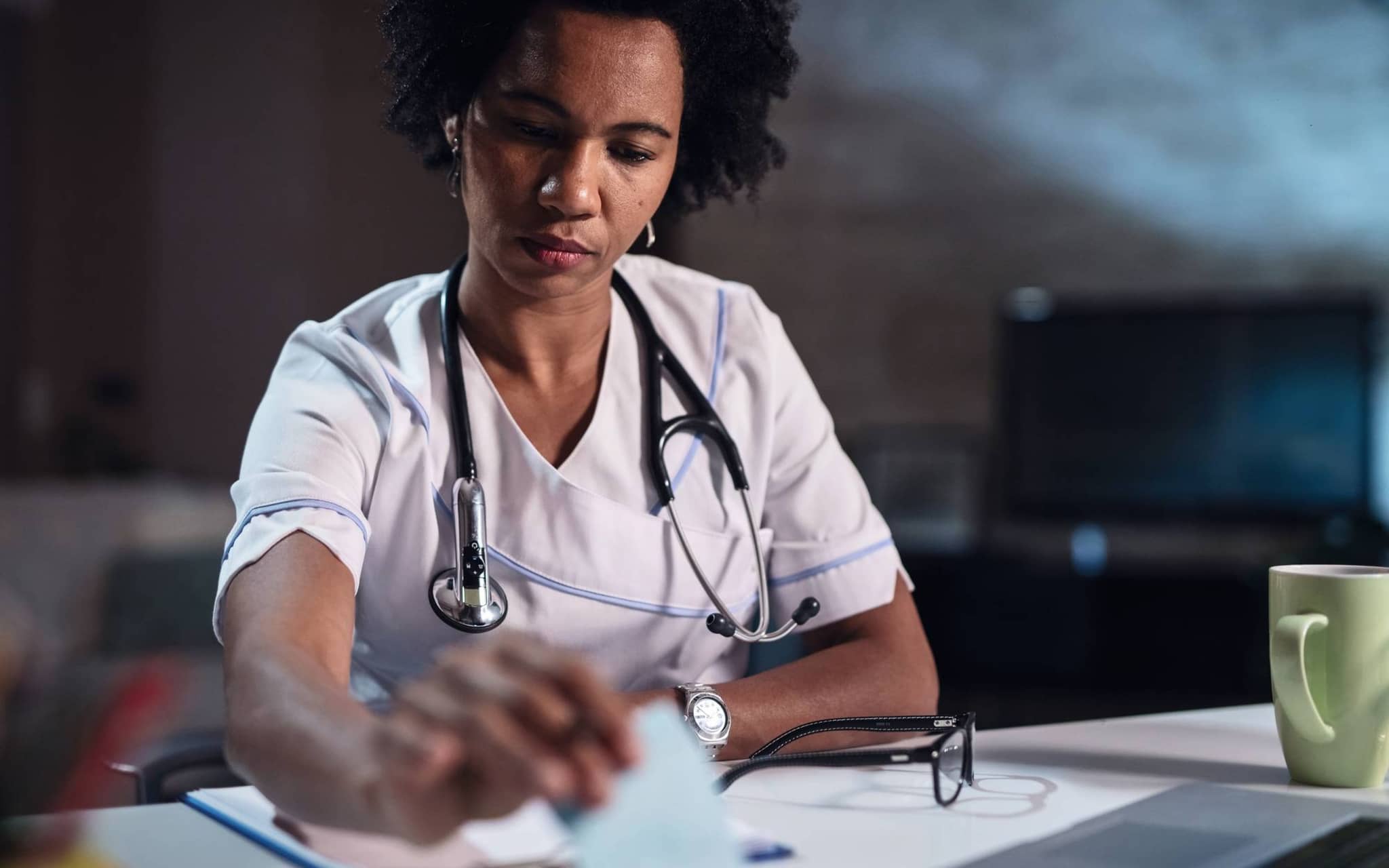 Bild: Ärztin prüft etwas in Ihren Unterlagen