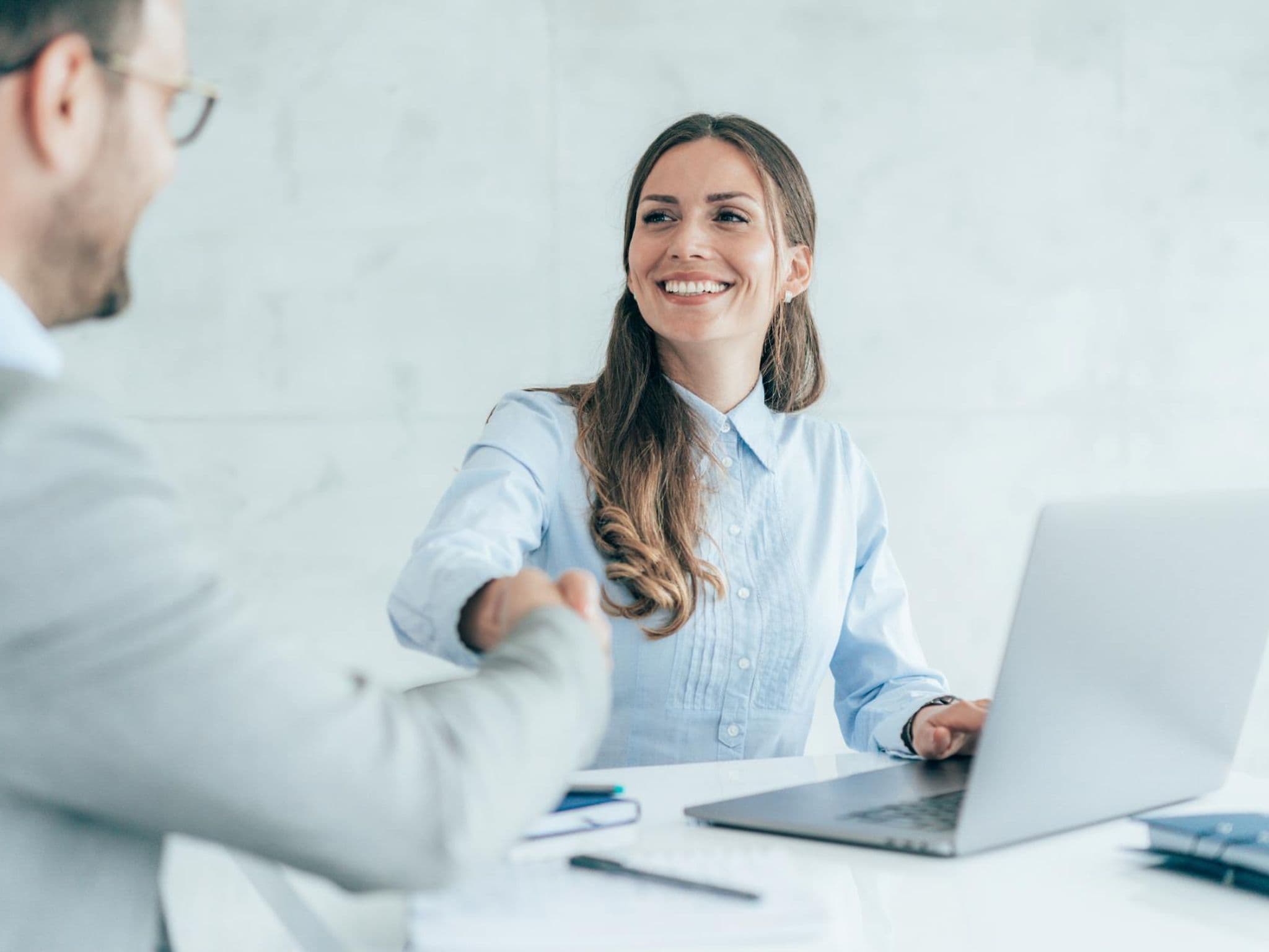Bild: Partner geben sich die Hand, um einen Vertragsabschluss zu besiegeln