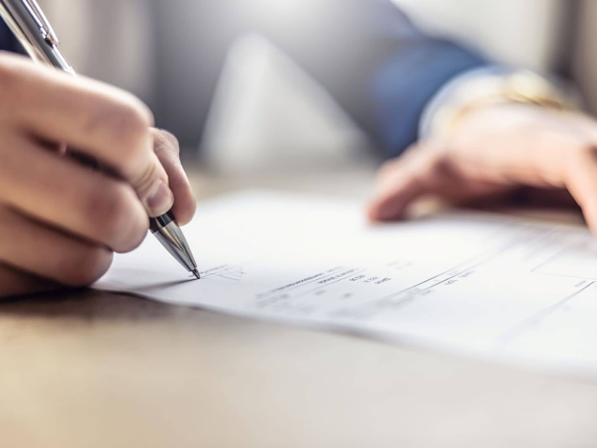 Bild: Mann unterschreibt einen Vertrag