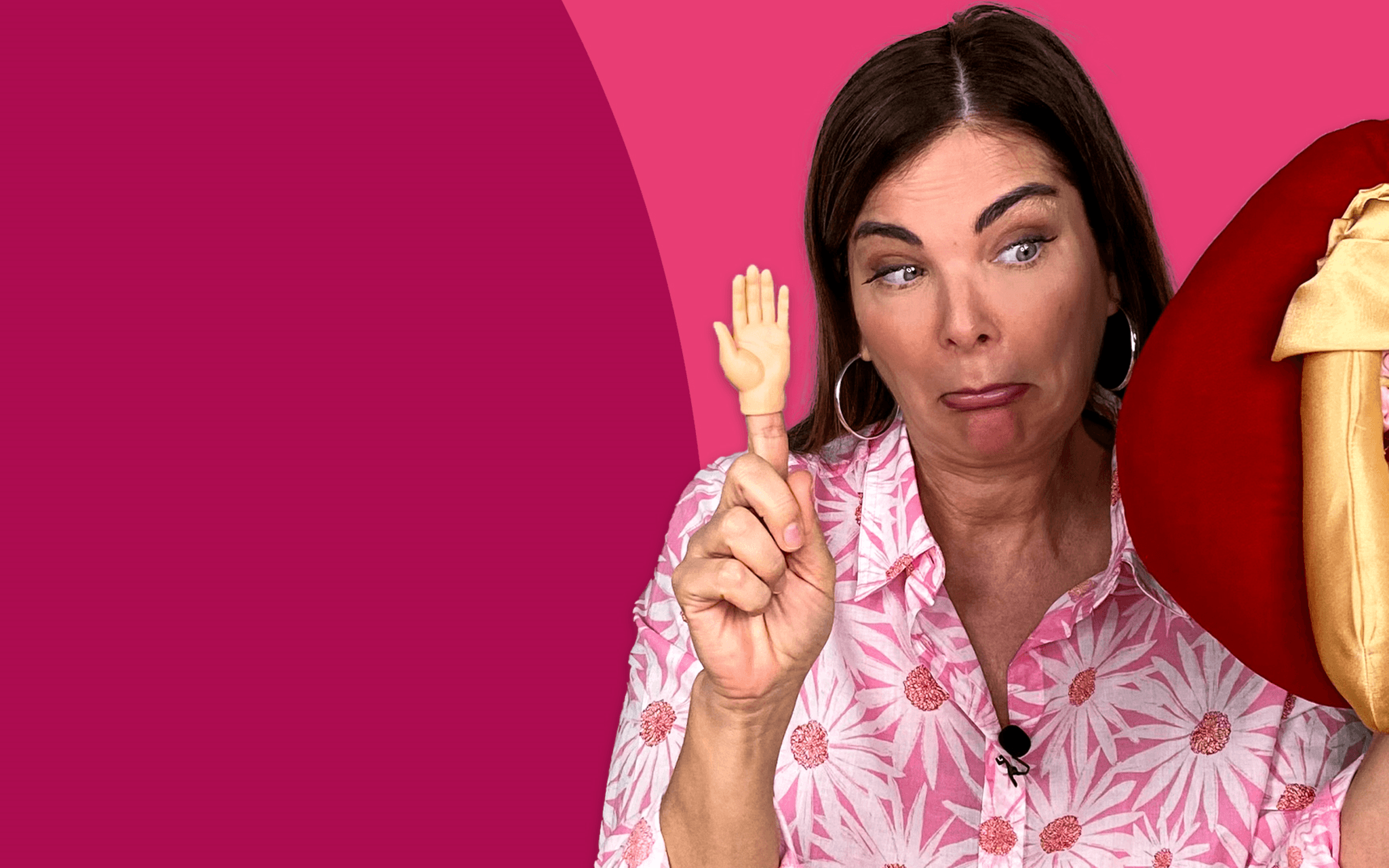 Doktorsex: Richtig Fingern - Dr. Sheila de Liz hält eine Puppe und eine Vulvaattrappe