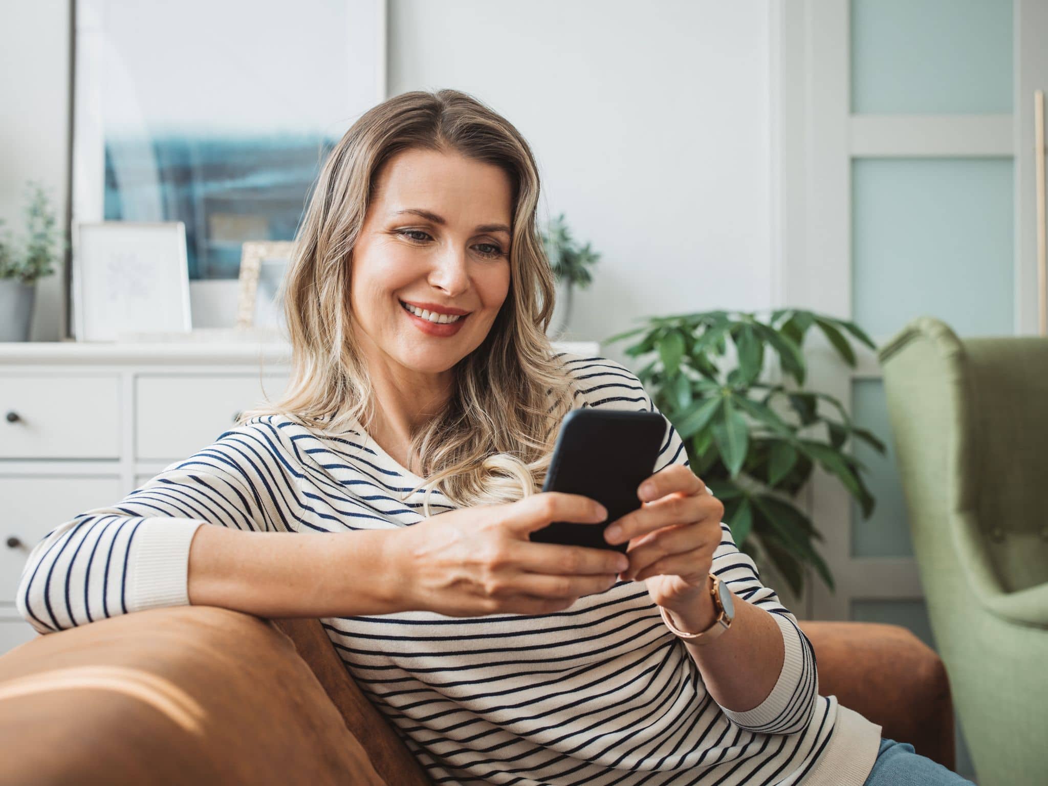 Eine Frau holt sich eine Zweitmeinung zu Ihrer Schilddrüsen-Erkrankung - einfach per Handy dank DAK.
