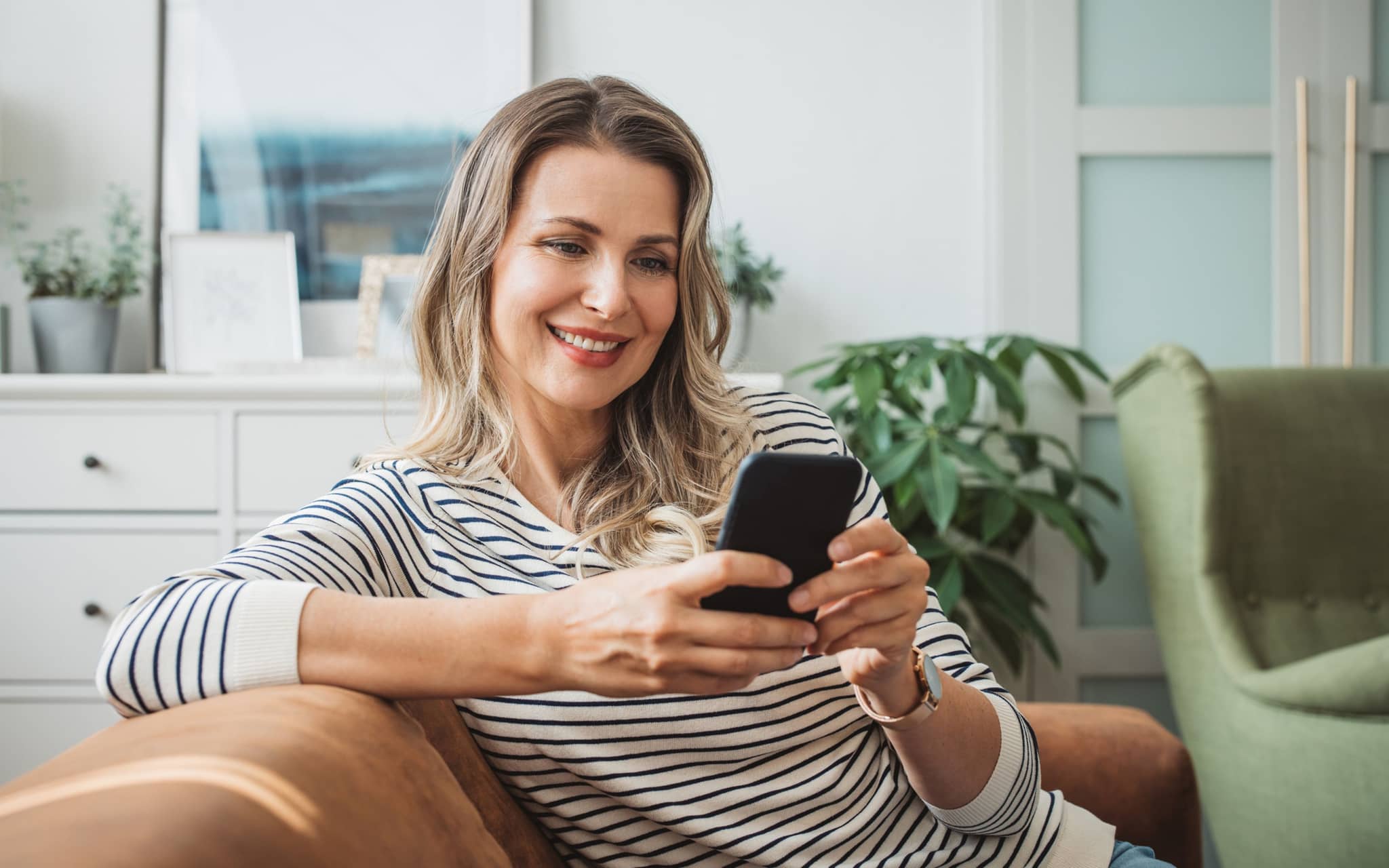 Eine Frau holt sich eine Zweitmeinung zu Ihrer Schilddrüsen-Erkrankung - einfach per Handy dank DAK.