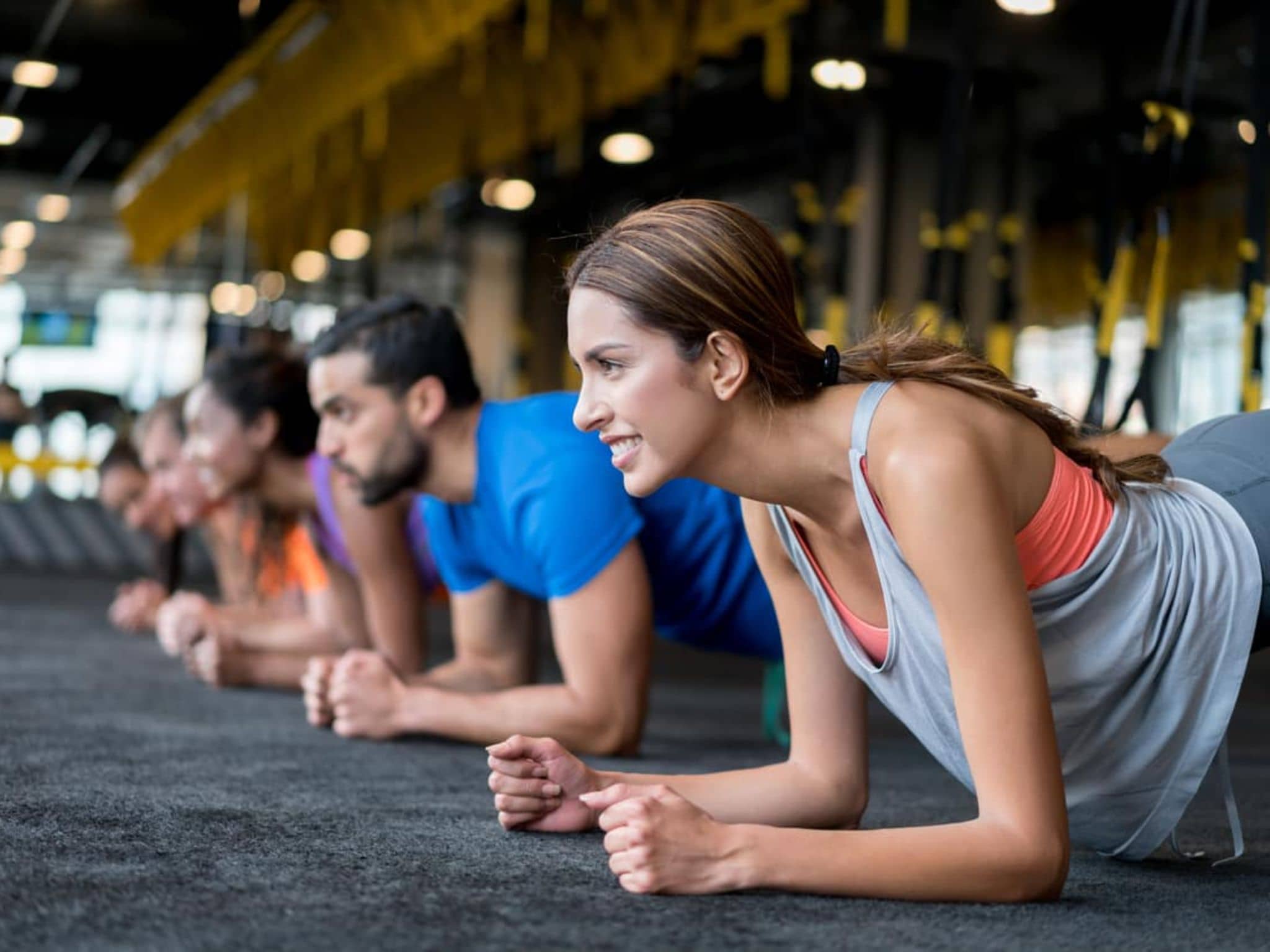 Frau macht Sport, hält sich gesund und bekommt Bonuspunkte für den DAK AktivBonus.